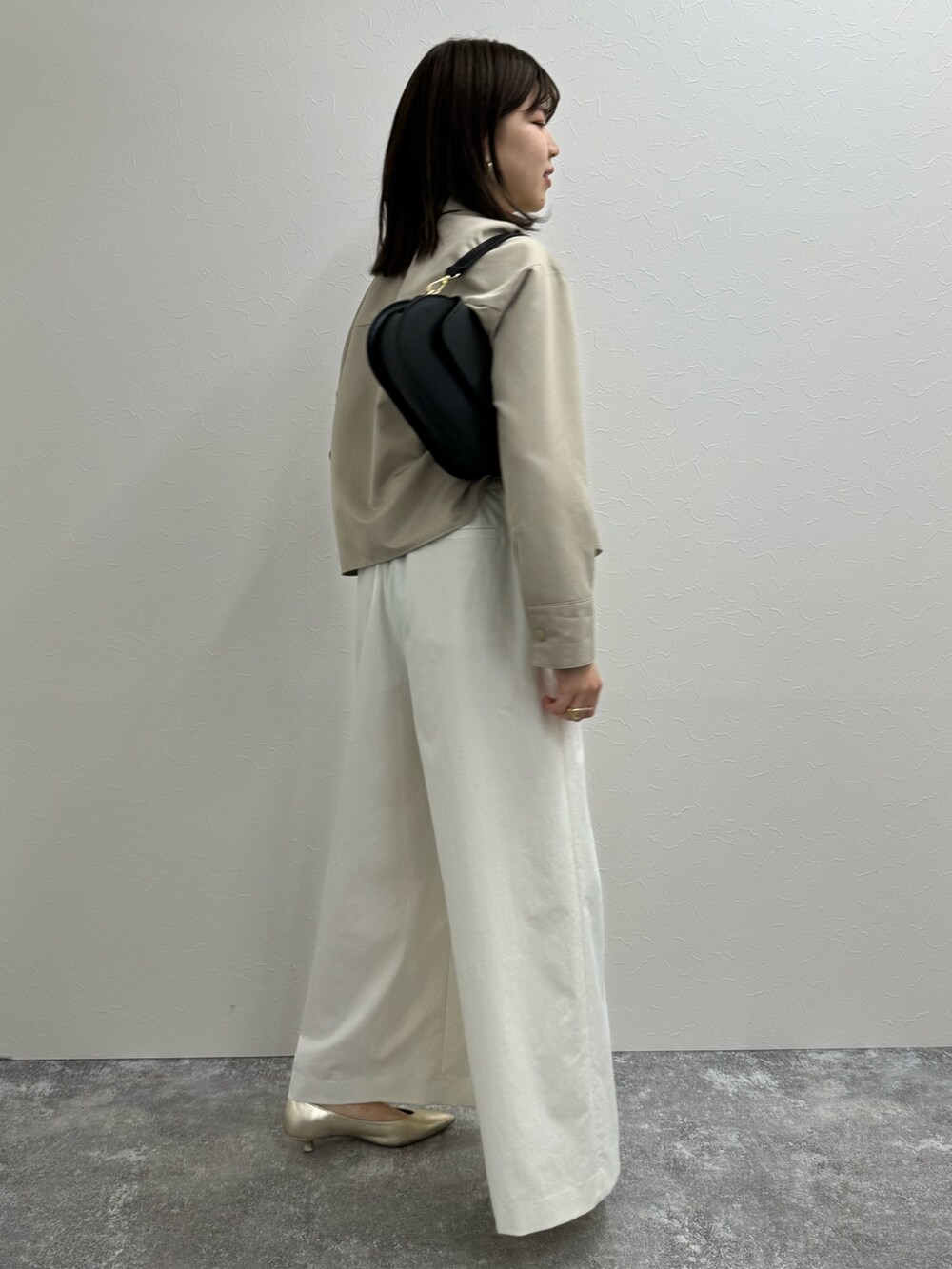 「ブルゾン、ブルゾンコーデ、お出かけコーデ、ショート丈ジャケット、ショート丈ブルゾン、春服コーデ、ノーリーズ、ワイドパンツ、白パンツ、シンプルスタイル、大人女子、春色、シンプルコーデ、オトナカジュアル、オトナ女子」｜「NOLLEY’Sのウォッシャブル LIMONTA EAST ショートブルゾン（ブルゾン、ベージュ系）」を使った、takahashiさん（レディース・161cm）の冬コーディネートの5枚目の写真