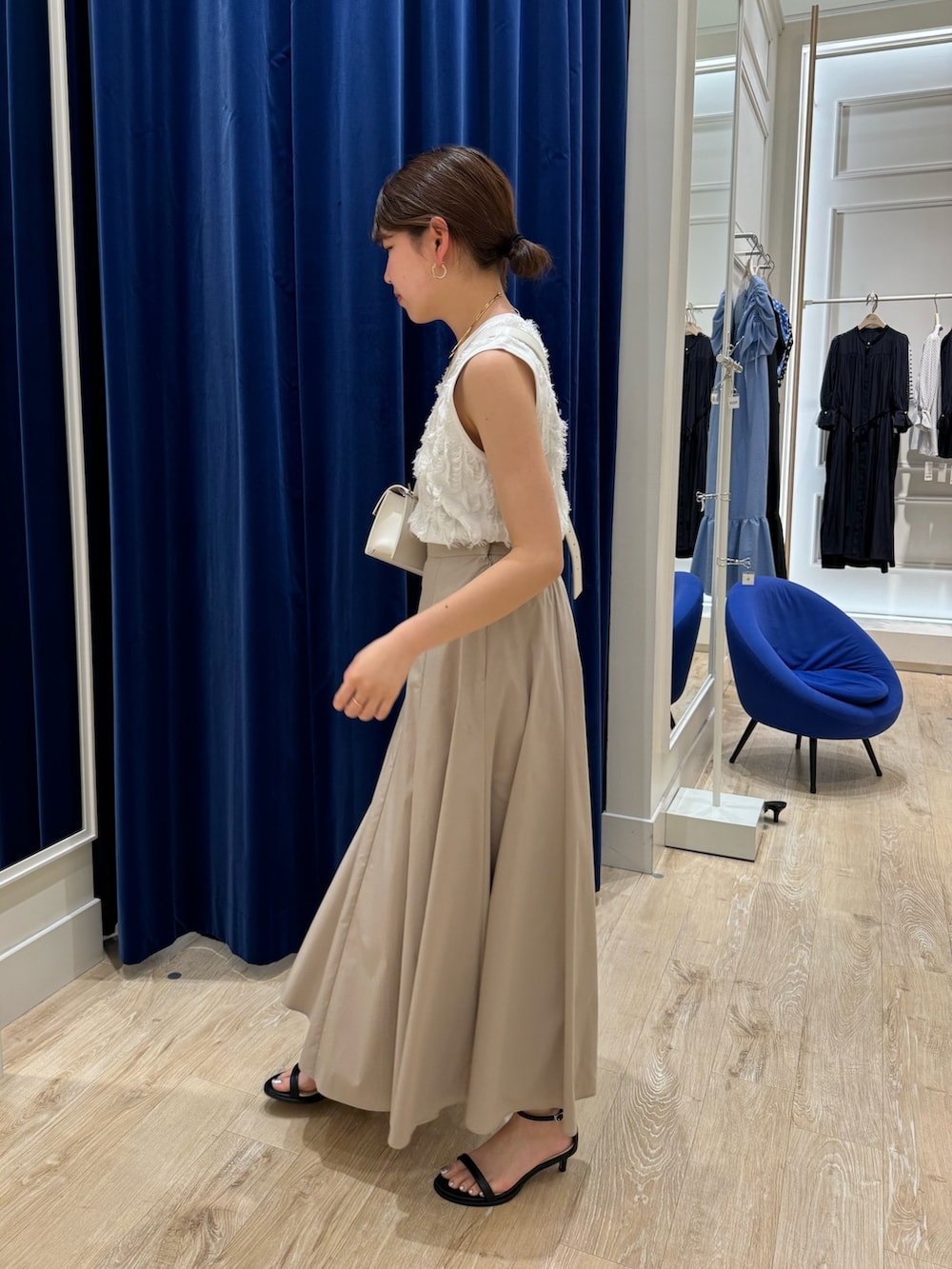 「シンプルコーデ、パステルカラー、きれいめカジュアル、ノーリーズ、ノーリーズソフィー、NOLLEY'S、マキシ丈スカート、フリンジトップス、おでかけコーデ、楽チンコーデ、オトナ女子、オトナカワイイ、ootd、大人女子、骨格ストレート」｜「NOLLEY’S Sophiのウォッシャブルタイプライターフレアロングスカート（スカート、ピンク系）」を使った、takahashiさん（レディース・161cm）の春コーディネートの4枚目の写真