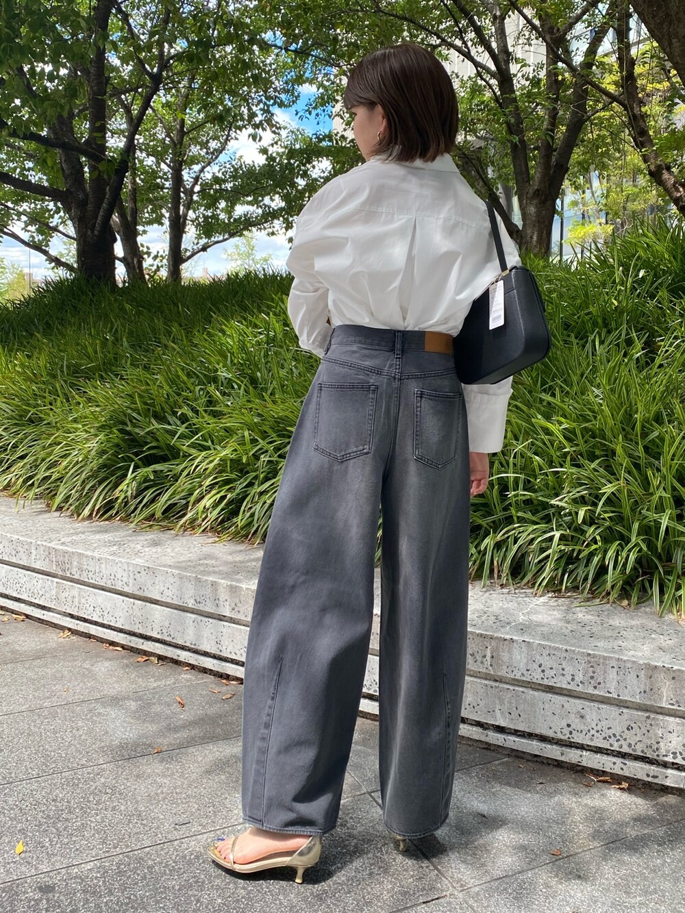 「秋服準備はじめました、オトナカジュアル、休日スタイル、楽チンコーデ、オトナ女子、パンツコーデ、秋、初秋コーデ、きれいめカジュアル、シンプル、シャツスタイル、大人可愛い、デニムパンツ、パンツスタイル、秋服コーデ」｜「Rie Millerのハイウエストバギーデニム（デニムパンツ、ブラック系）」を使った、takahashiさん（レディース・161cm）の夏コーディネートの4枚目の写真