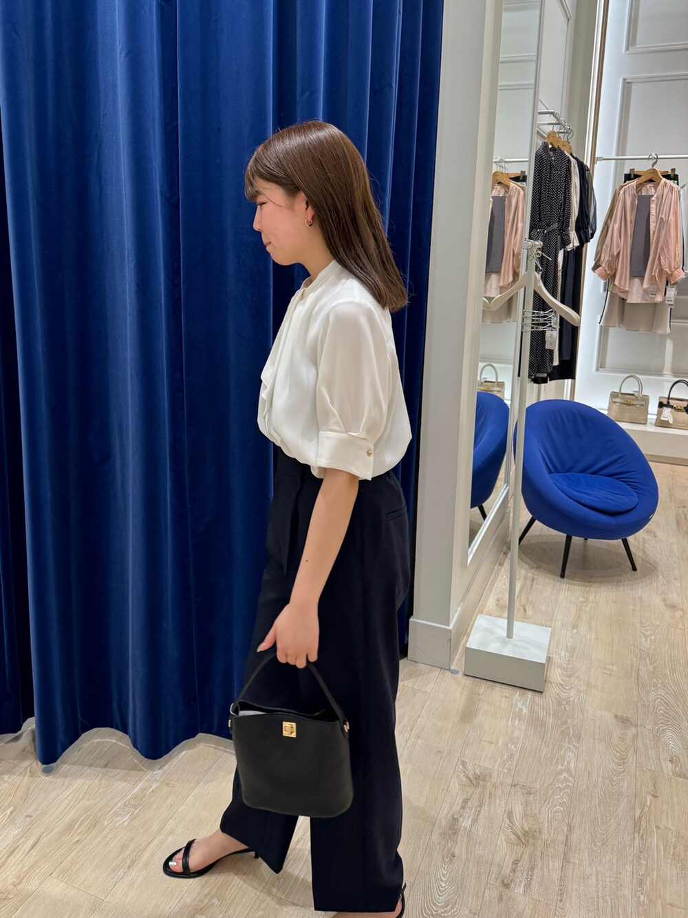 「ノーリーズ、NOLLEY'S、オフィススタイル、通勤コーデ、通勤スタイル、ワイドパンツ、シンプルスタイル、楽チンコーデ」｜「NOLLEY’Sのボウタイ風取り外し半袖ブラウス（シャツ/ブラウス、ホワイト系）」を使った、takahashiさん（レディース・161cm）の夏コーディネートの3枚目の写真