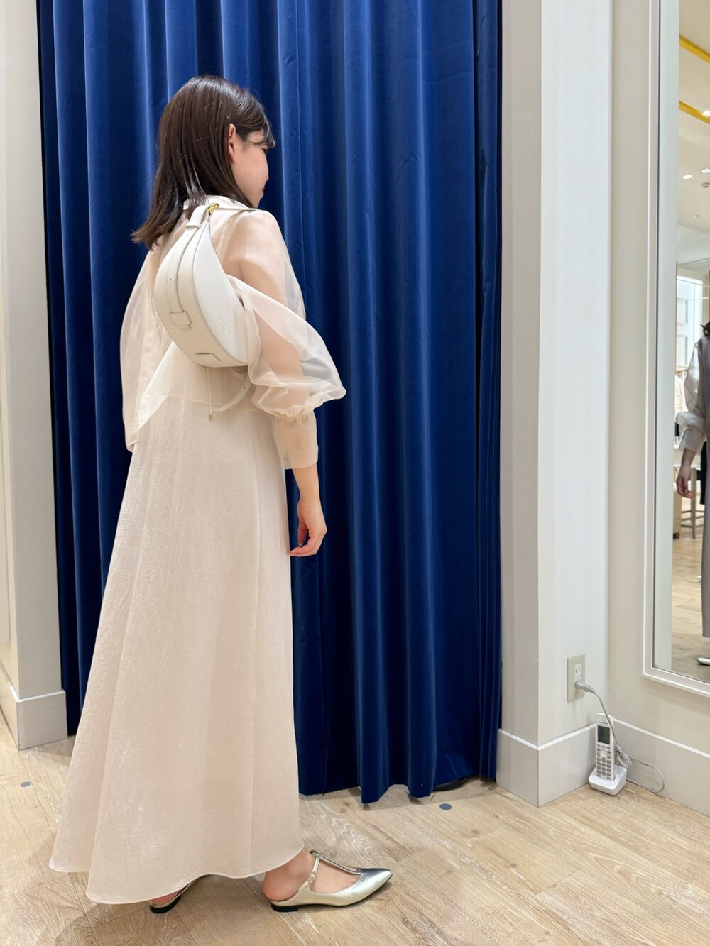 「ノーリーズ、NOLLEY'S、キレイめ、きれいめコーディネート、お呼ばれスタイル、2次会コーデ、キャミワンピ、ワントーンコーデ、シアートップス、レイヤードスタイル、トートバッグ、着回しコーデ、休日スタイル、シンプル、ミニバッグ」|「NOLLEY’Sのウォッシャブルサテンキャミワンピース(ワンピース、ホワイト系)」を使った、takahashiさん(レディース・161cm)の春コーディネートの5枚目の写真