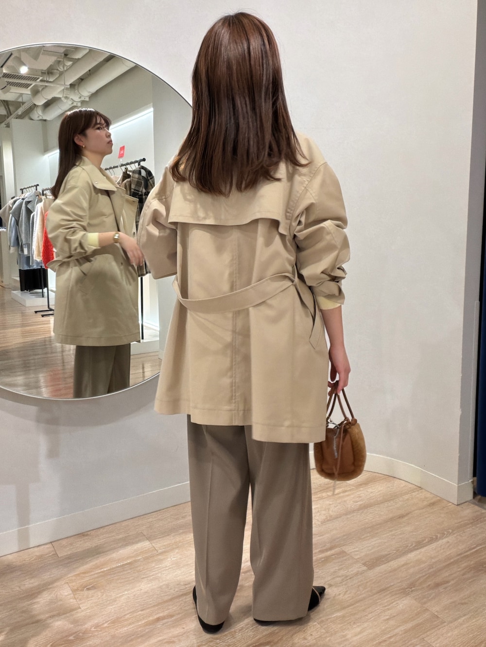 ベージュ系のカーディガン/ボレロ、ホワイト系のTシャツ/カットソー、グリーン系のその他パンツを着用したレディースの冬コーディネートの2枚目の写真