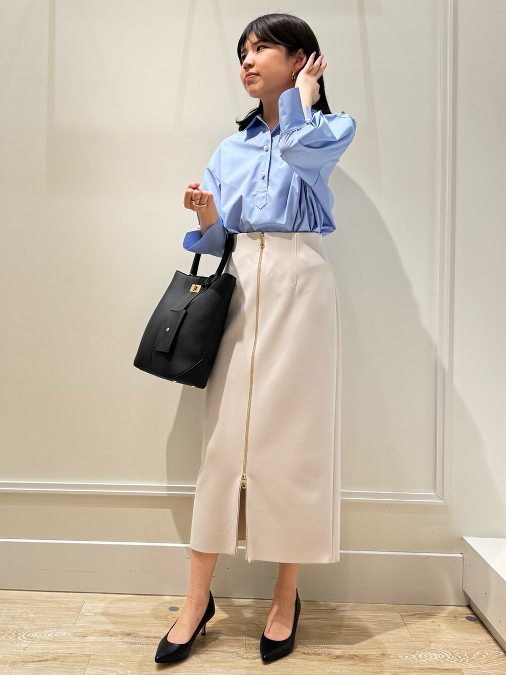「ノーリーズ、NOLLEY'S、ノーリーズソフィー、通勤コーデ、春のおしゃ見えテクニック、春ファッション、通勤スタイル、OLコーデ、シャツコーデ、パールボタン、ストレッチ素材、スキッパーシャツ、スカートスタイル、キレイめ、オトナ女子」｜「NOLLEY’S Sophiのウォッシャブルボンディングジョーゼット前後2WAYロングスカート（スカート、ベージュ系）」を使った、takahashiさん（レディース・161cm）の春コーディネートの3枚目の写真