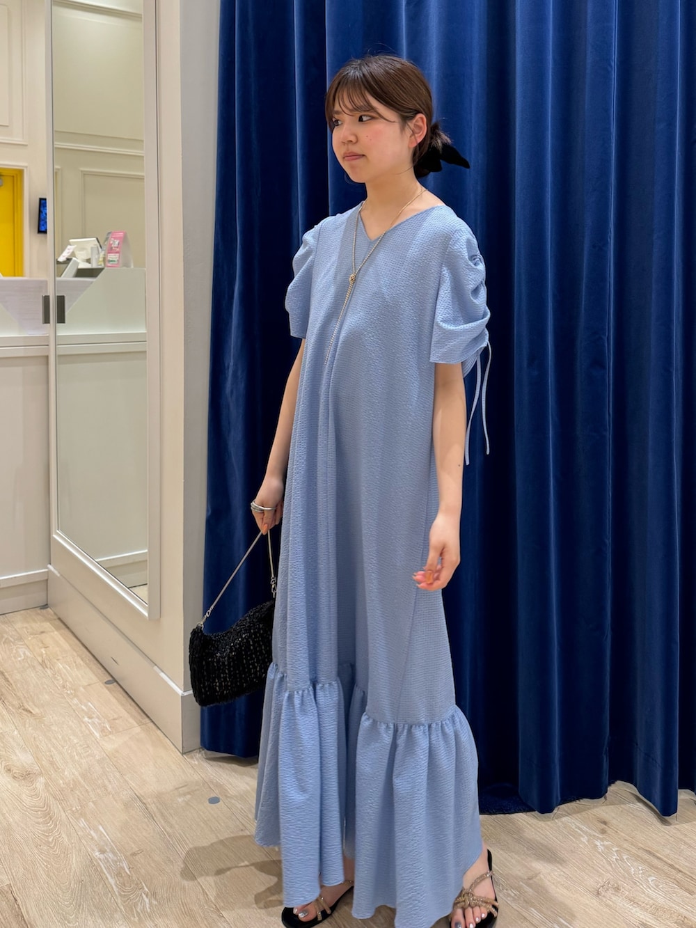 「ノーリーズ、ノーリーズソフィー、旅行スタイル、旅行、ワンピース、ワンピーススタイル、おでかけコーデ、GWコーデ、今日のコーデ、大人可愛い、ラクチンコーデ、春夏コーデ、ボリューム袖、デートコーデ、シンプルコーデ」｜「NOLLEY’S Sophiのサッカーティアードワンピース（ワンピース、ブルー系）」を使った、takahashiさん（レディース・161cm）の春コーディネートの6枚目の写真