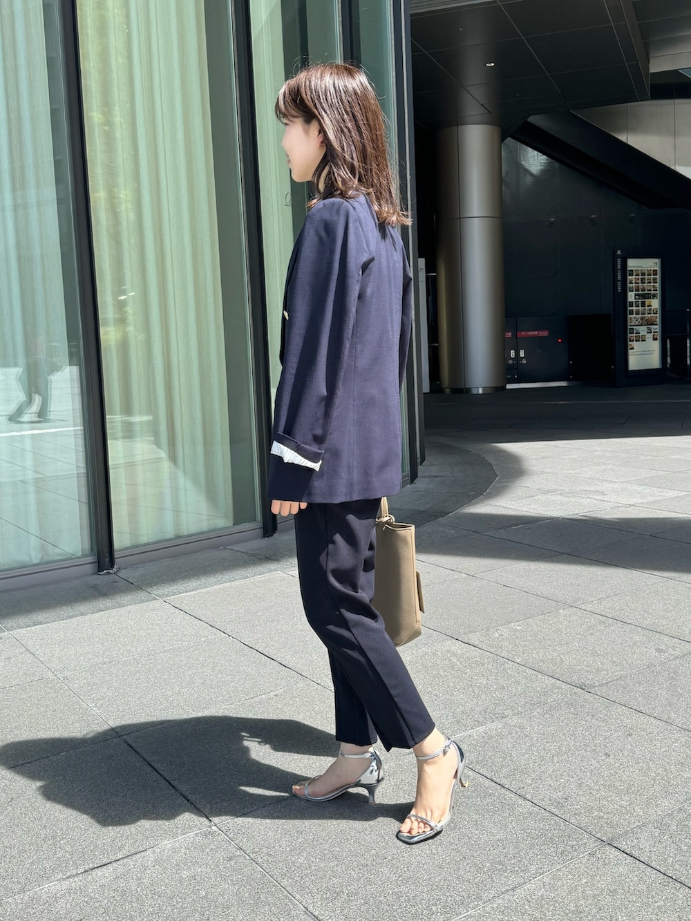 「シアートップス、ブラウス、春服、今日のコーデ、パンツスタイル、春色、ノーリーズ、NOLLEY'S、通勤コーデ、通勤スタイル、紺ブレ、ジャケット、スリットパンツ、シアーシャツ、春のNewスタイル」｜「NOLLEY’Sのシアーシャツ（シャツ/ブラウス、ブルー系）」を使った、takahashiさん（レディース・161cm）の春コーディネートの4枚目の写真