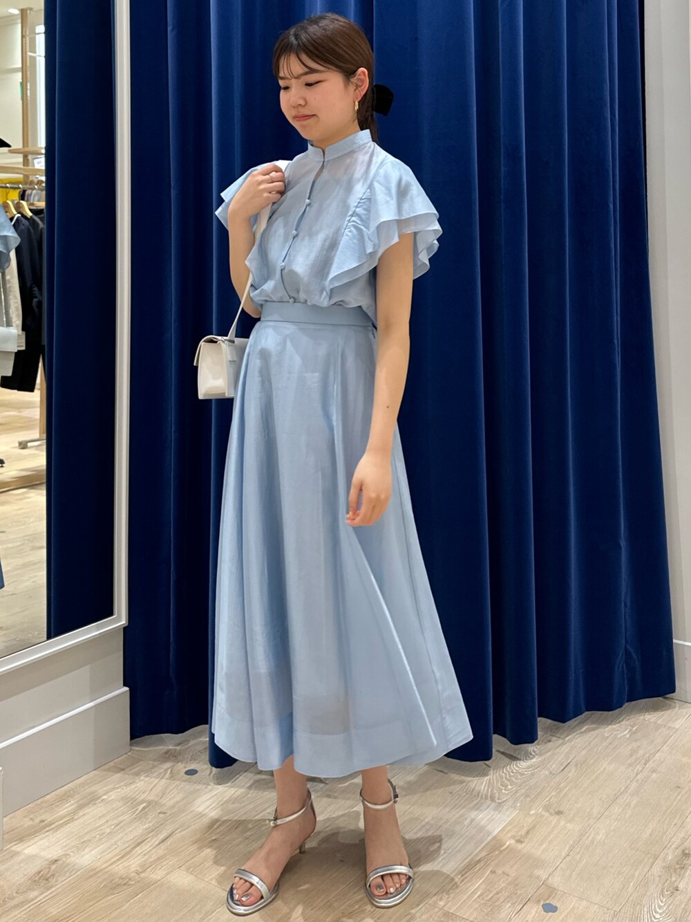 「ノーリーズ、NOLLEY'S、シアートップス、シア―ブラウス、おでかけコーデ、セットアップ、セットアップスタイル、初夏コーデ、ラクチンコーデ、今日のコーデ、大人ガーリー、ワンピース、キレイめ」｜「CHRISTIAN VILLAの【CHRISTIAN VILLA/クリスチャンヴィラ】スクエアワイドショルダー（ショルダーバッグ、ホワイト系）」を使った、takahashiさん（レディース・161cm）の春コーディネートの2枚目の写真