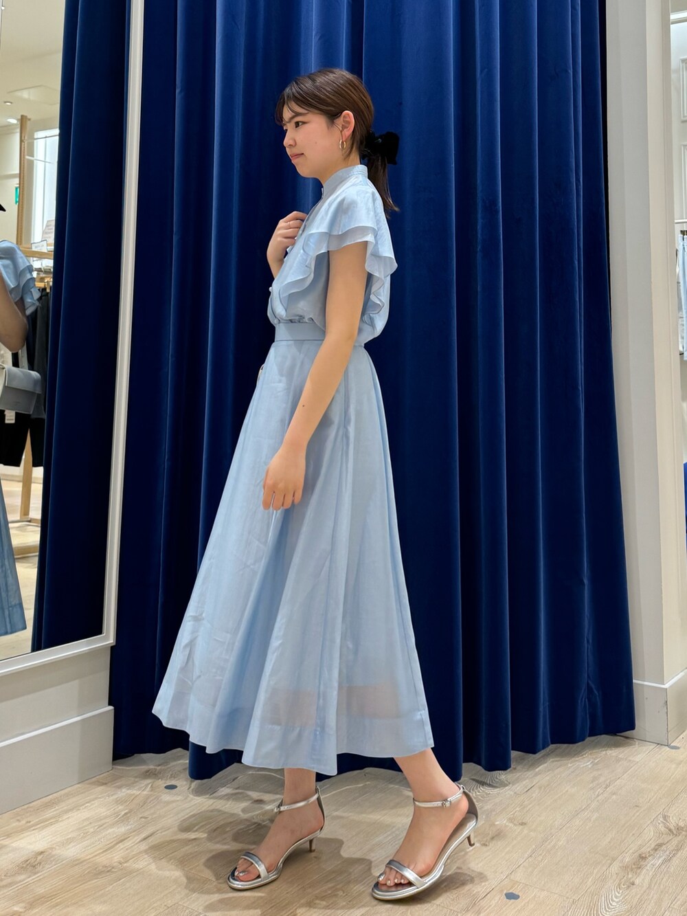 「ノーリーズ、NOLLEY'S、シアートップス、シア―ブラウス、おでかけコーデ、セットアップ、セットアップスタイル、初夏コーデ、ラクチンコーデ、今日のコーデ、大人ガーリー、ワンピース、キレイめ」｜「CHRISTIAN VILLAの【CHRISTIAN VILLA/クリスチャンヴィラ】スクエアワイドショルダー（ショルダーバッグ、ホワイト系）」を使った、takahashiさん（レディース・161cm）の春コーディネートの3枚目の写真