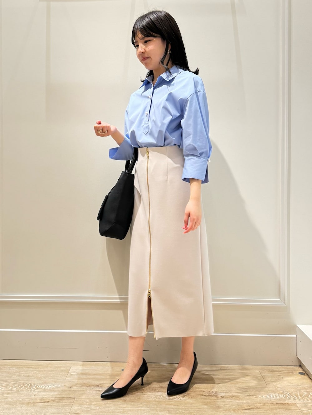 「ノーリーズ、NOLLEY'S、ノーリーズソフィー、通勤コーデ、春のおしゃ見えテクニック、春ファッション、通勤スタイル、OLコーデ、シャツコーデ、パールボタン、ストレッチ素材、スキッパーシャツ、スカートスタイル、キレイめ、オトナ女子」｜「NOLLEY’S Sophiのウォッシャブルボンディングジョーゼット前後2WAYロングスカート（スカート、ベージュ系）」を使った、takahashiさん（レディース・161cm）の春コーディネートの2枚目の写真