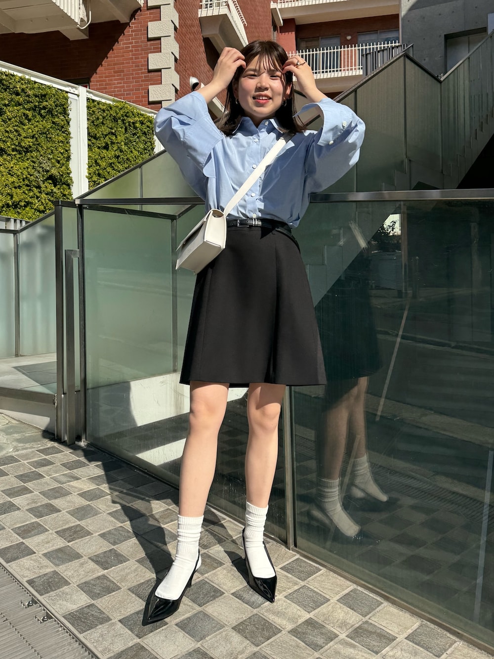 「春コーデ、ノーリーズ、シンプルコーデ、ミニスカート、ミニスカ、シャツスタイル、春のおしゃ見えテクニック、スッキリ、春服みてみて、オトナカワイイ、シンプル、トレンド、トレンドコーデ、お出かけコーデ、きれいめカジュアル」｜「NOLLEY’Sのストレッチカルゼショートスカート（スカート、ブラック系）」を使った、takahashiさん（レディース・161cm）の春コーディネートの6枚目の写真