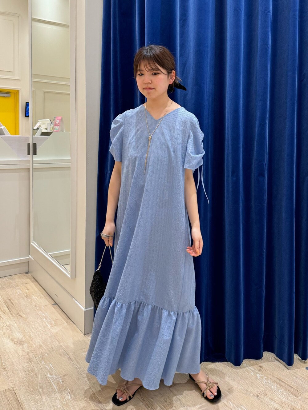 「ノーリーズ、ノーリーズソフィー、旅行スタイル、旅行、ワンピース、ワンピーススタイル、おでかけコーデ、GWコーデ、今日のコーデ、大人可愛い、ラクチンコーデ、春夏コーデ、ボリューム袖、デートコーデ、シンプルコーデ」｜「NOLLEY’S Sophiのサッカーティアードワンピース（ワンピース、ブルー系）」を使った、takahashiさん（レディース・161cm）の春コーディネートの8枚目の写真