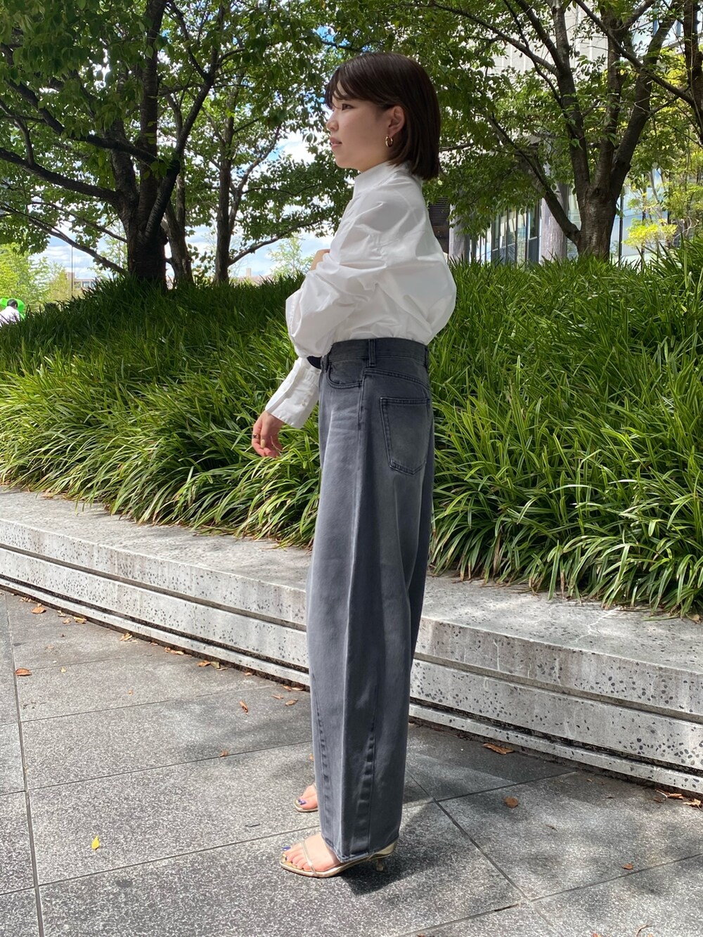 「秋服準備はじめました、オトナカジュアル、休日スタイル、楽チンコーデ、オトナ女子、パンツコーデ、秋、初秋コーデ、きれいめカジュアル、シンプル、シャツスタイル、大人可愛い、デニムパンツ、パンツスタイル、秋服コーデ」｜「Rie Millerのハイウエストバギーデニム（デニムパンツ、ブラック系）」を使った、takahashiさん（レディース・161cm）の夏コーディネートの5枚目の写真