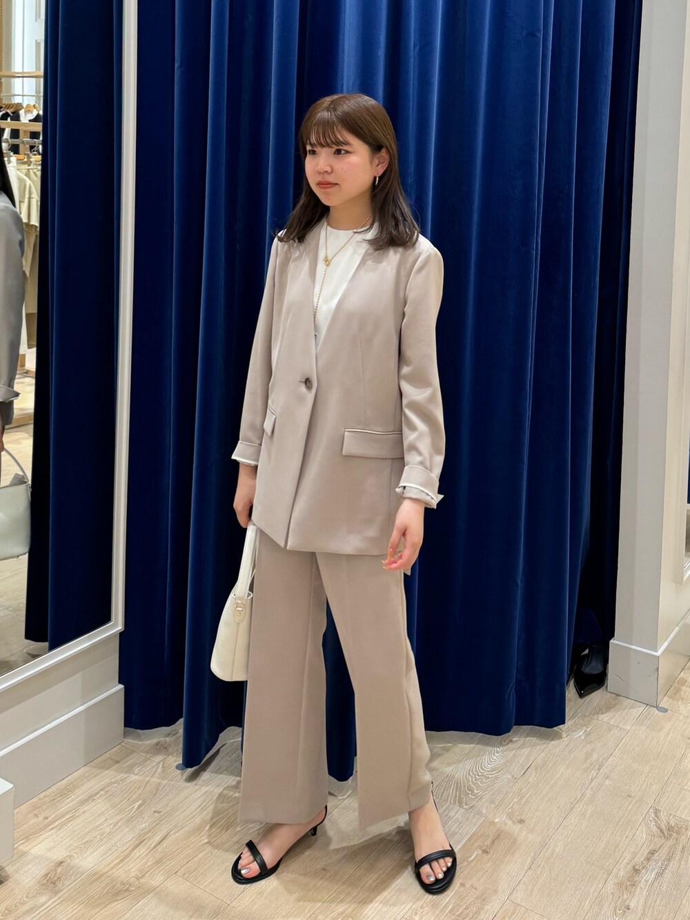 「ノーリーズ、NOLLEY'S、夏コーデ、セットアップ、通勤コーデ、通勤スタイル、ジャケット、ジャケットスタイル、シンプルコーデ、トートバッグ」｜「NOLLEY’S Sophiの《セットアップ対応》ウォッシャブルマットサテンノーカラージャケット（ノーカラージャケット、ベージュ系）」を使った、takahashiさん（レディース・161cm）の夏コーディネートの3枚目の写真