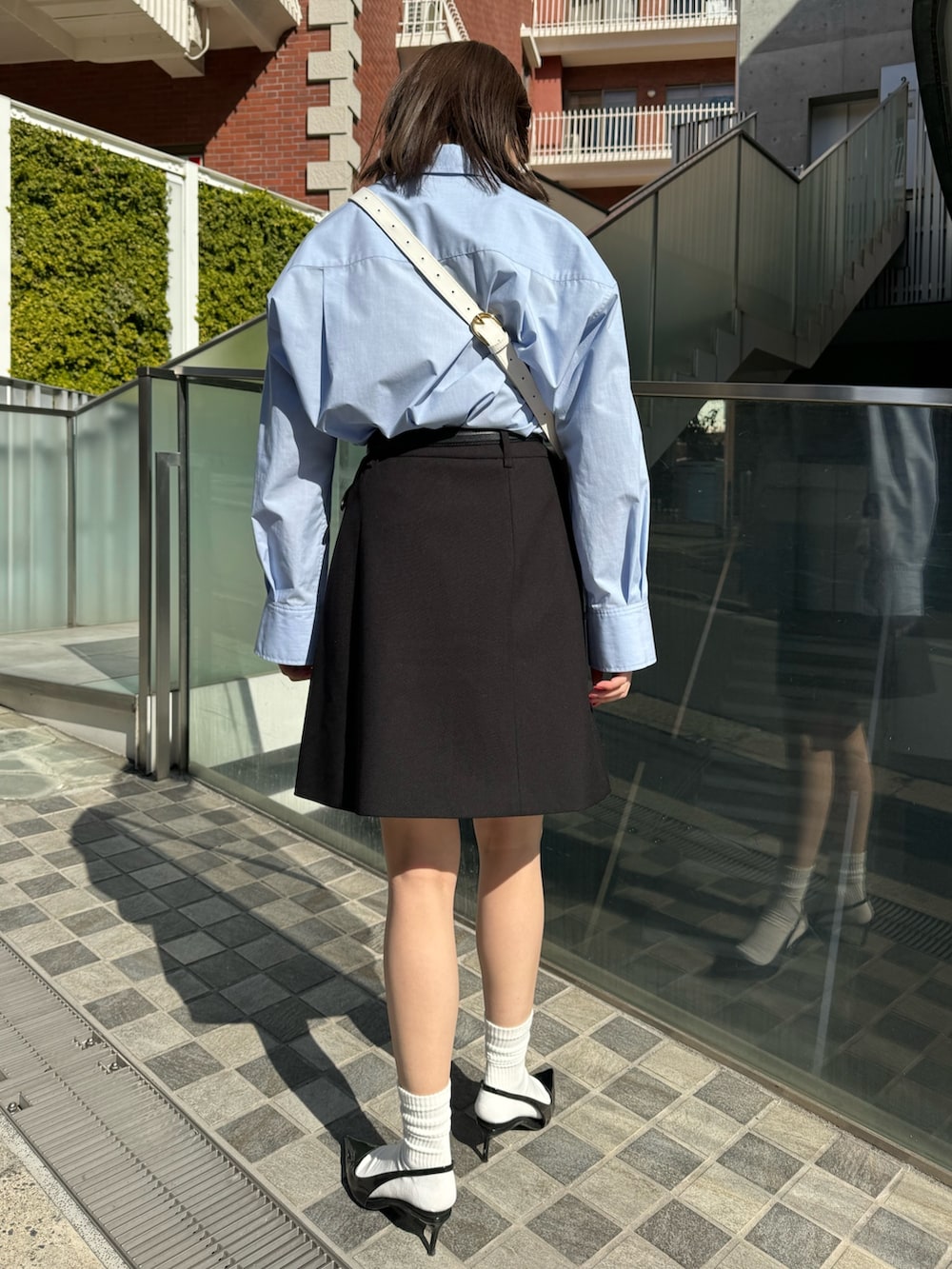 「春コーデ、ノーリーズ、シンプルコーデ、ミニスカート、ミニスカ、シャツスタイル、春のおしゃ見えテクニック、スッキリ、春服みてみて、オトナカワイイ、シンプル、トレンド、トレンドコーデ、お出かけコーデ、きれいめカジュアル」｜「NOLLEY’Sのストレッチカルゼショートスカート（スカート、ブラック系）」を使った、takahashiさん（レディース・161cm）の春コーディネートの4枚目の写真