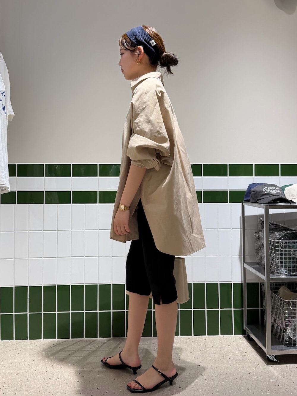 ブラウン系のトートバッグ、ブラック系のその他パンツ、ベージュ系のシャツ/ブラウスを着用したレディースの春コーディネートの4枚目の写真