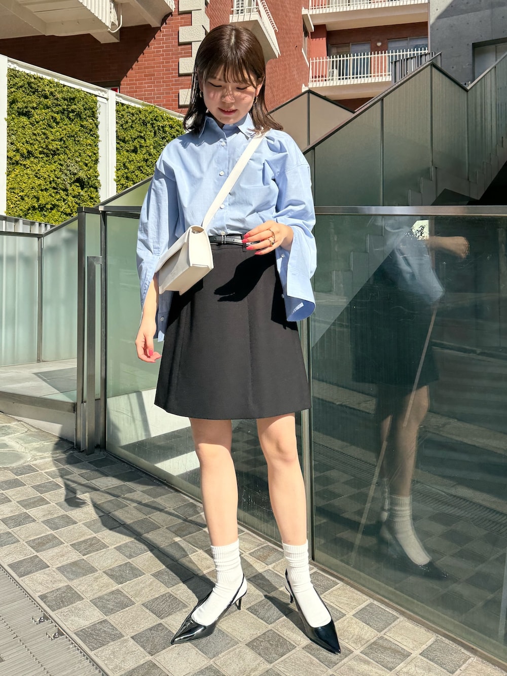「春コーデ、ノーリーズ、シンプルコーデ、ミニスカート、ミニスカ、シャツスタイル、春のおしゃ見えテクニック、スッキリ、春服みてみて、オトナカワイイ、シンプル、トレンド、トレンドコーデ、お出かけコーデ、きれいめカジュアル」｜「NOLLEY’Sのストレッチカルゼショートスカート（スカート、ブラック系）」を使った、takahashiさん（レディース・161cm）の春コーディネートの2枚目の写真