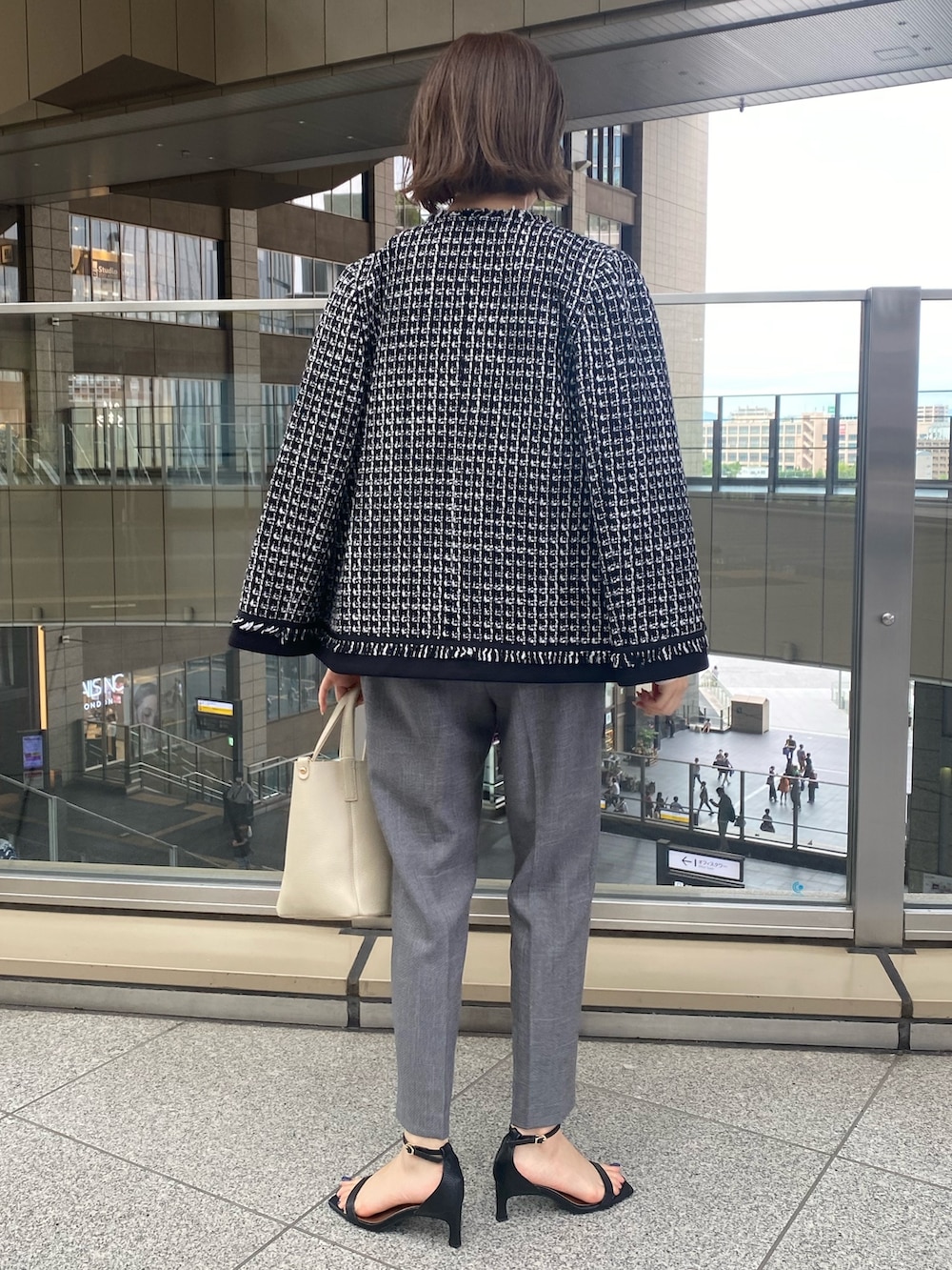 「ハンドバッグ、秋服コーデ、大人コーデ、通勤コーデ、通勤スタイル、キレイめコーデ、お洒落さんとつながりたい、長袖、キレイめ、ワントーンコーデ、ツイードジャケット、羽織り、ツイード、テーパードパンツ、スッキリシルエット」｜「NOLLEY’Sのツイードジャケット（ノーカラージャケット、ブラック系）」を使った、takahashiさん（レディース・161cm）の秋コーディネートの4枚目の写真