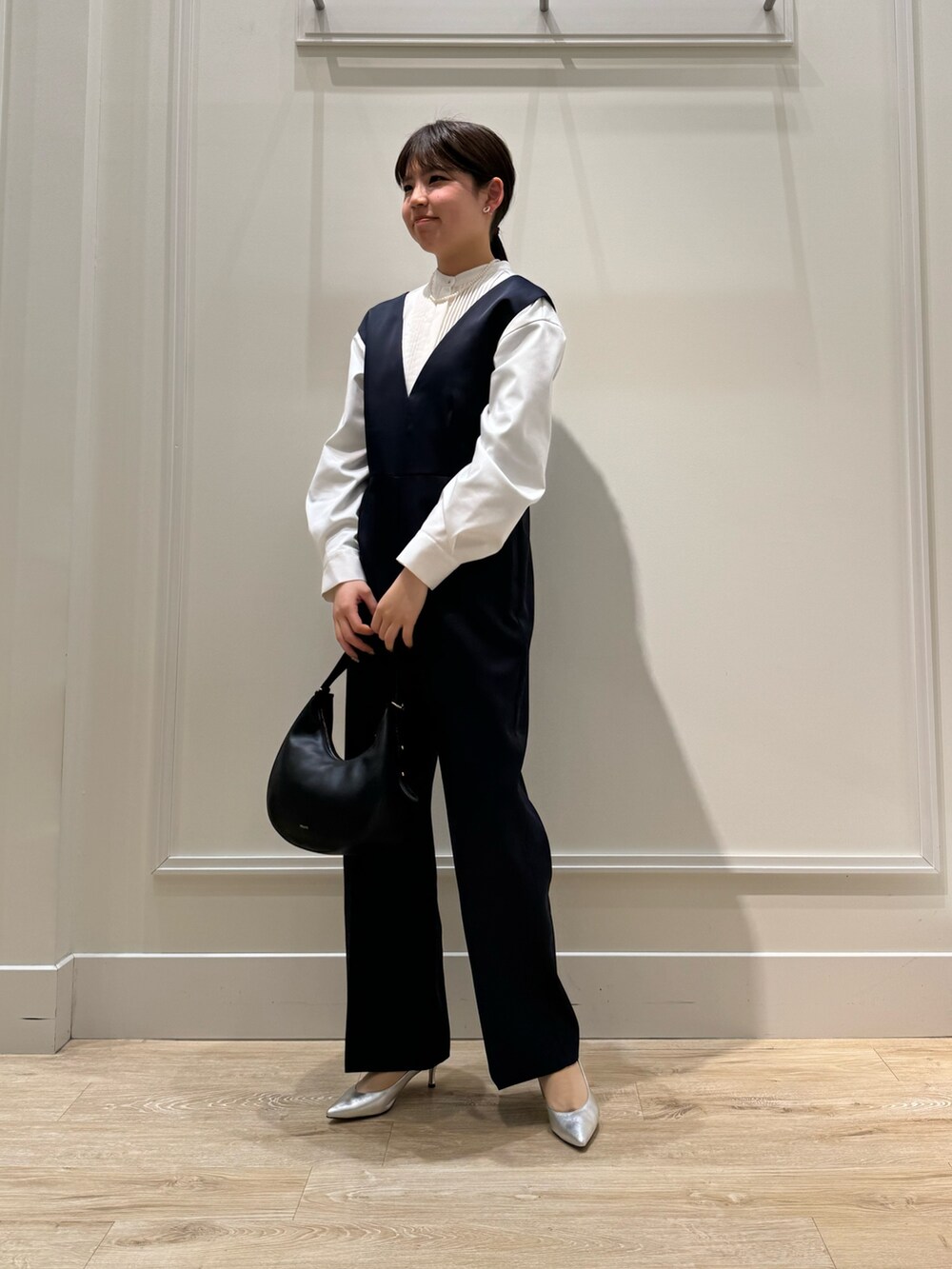 ブルー系のつなぎ/オールインワン、ホワイト系のシャツ/ブラウス、シルバー系のパンプスを着用したレディースの冬コーディネートの3枚目の写真