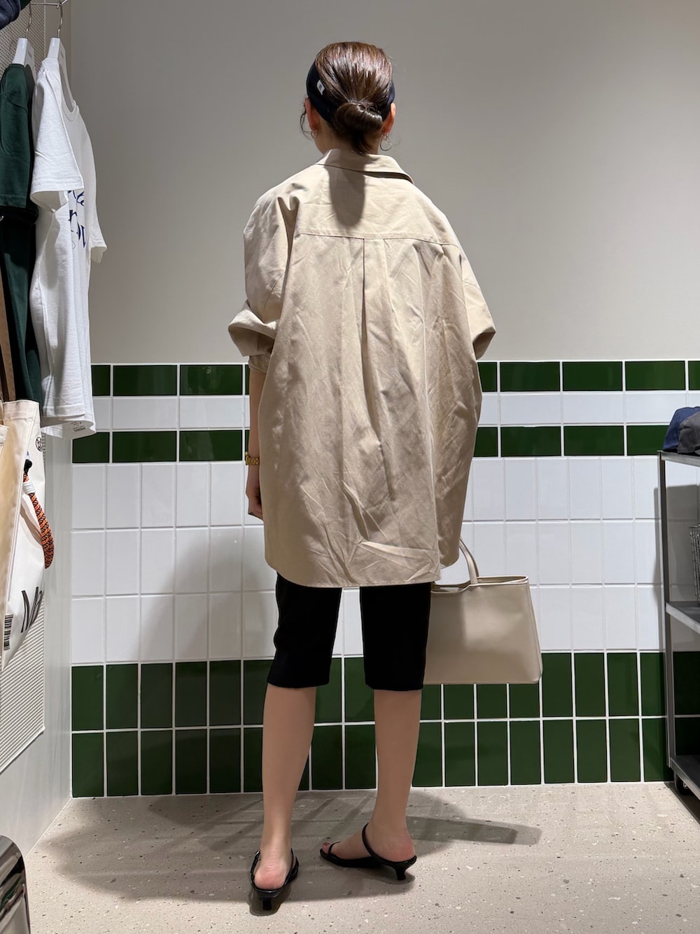 ブラウン系のトートバッグ、ブラック系のその他パンツ、ベージュ系のシャツ/ブラウスを着用したレディースの春コーディネートの3枚目の写真