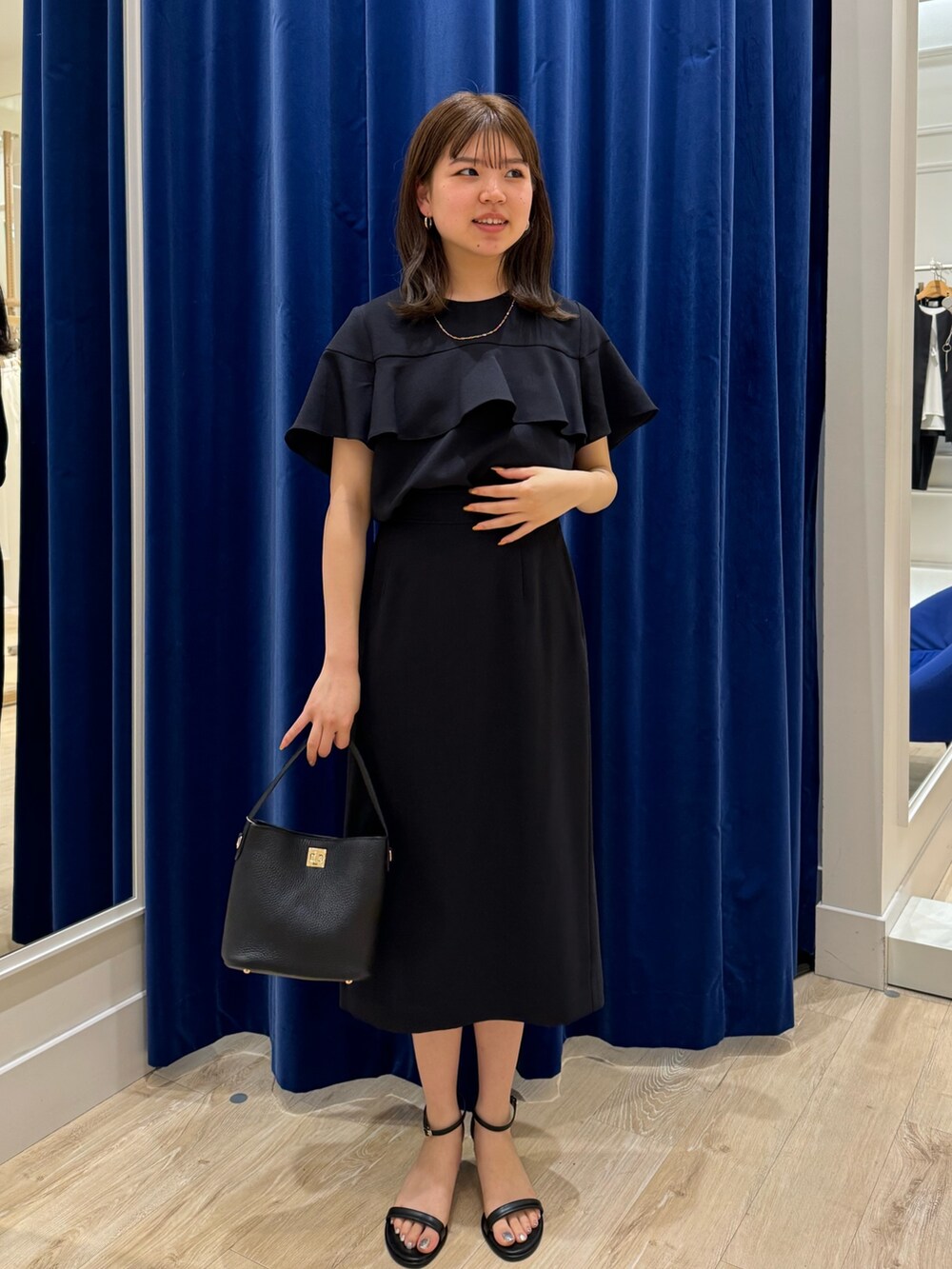 「NOLLEY’Sの《セットアップ対応》ウォッシャブル麻調タイトミディスカート（スカート、ブルー系）」を使った、takahashiさん（レディース・161cm）の春コーディネートの2枚目の写真