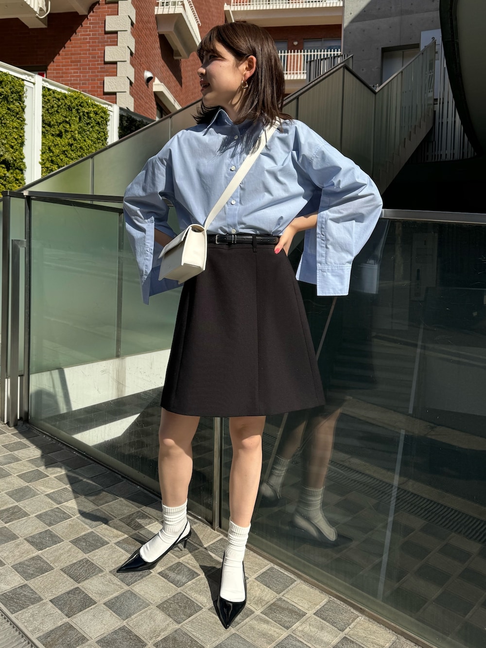 「春コーデ、ノーリーズ、シンプルコーデ、ミニスカート、ミニスカ、シャツスタイル、春のおしゃ見えテクニック、スッキリ、春服みてみて、オトナカワイイ、シンプル、トレンド、トレンドコーデ、お出かけコーデ、きれいめカジュアル」｜「NOLLEY’Sのストレッチカルゼショートスカート（スカート、ブラック系）」を使った、takahashiさん（レディース・161cm）の春コーディネートの3枚目の写真