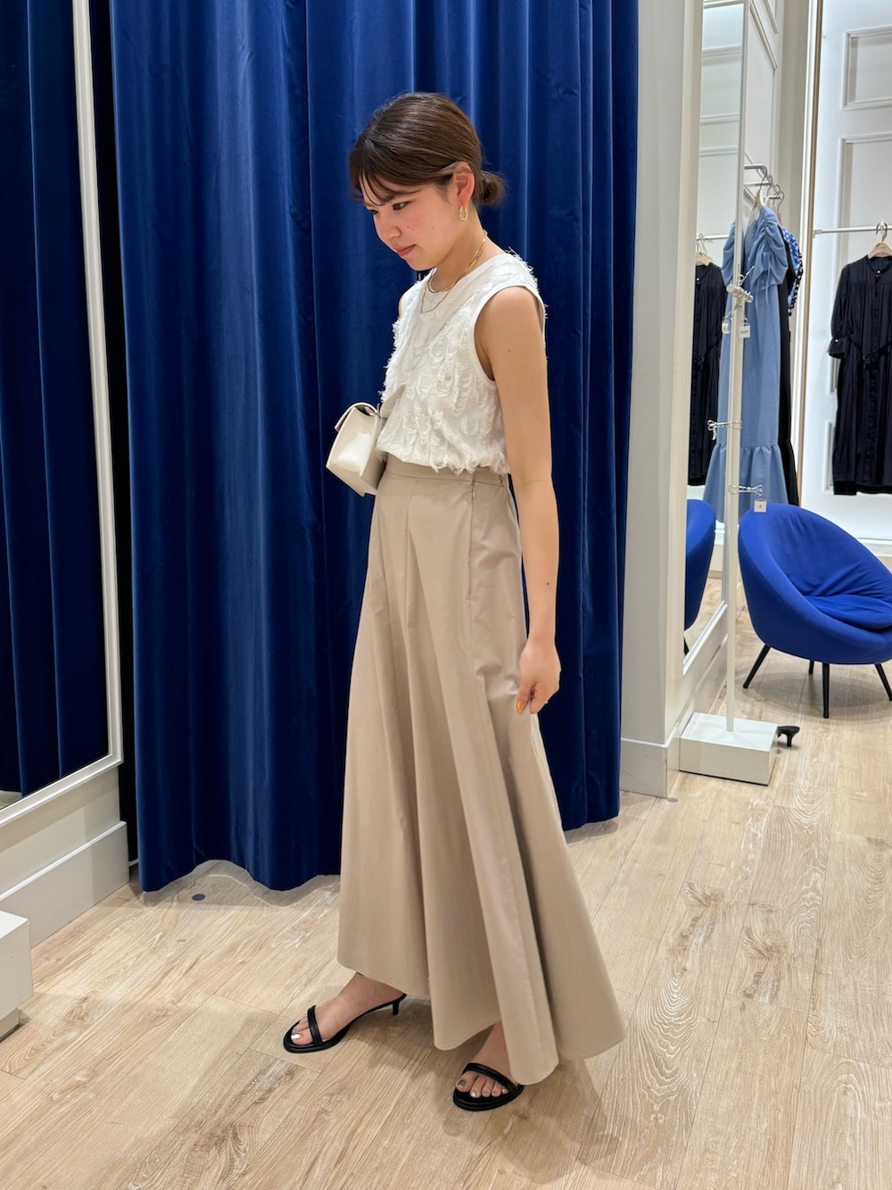 「シンプルコーデ、パステルカラー、きれいめカジュアル、ノーリーズ、ノーリーズソフィー、NOLLEY'S、マキシ丈スカート、フリンジトップス、おでかけコーデ、楽チンコーデ、オトナ女子、オトナカワイイ、ootd、大人女子、骨格ストレート」｜「NOLLEY’S Sophiのウォッシャブルタイプライターフレアロングスカート（スカート、ピンク系）」を使った、takahashiさん（レディース・161cm）の春コーディネートの3枚目の写真