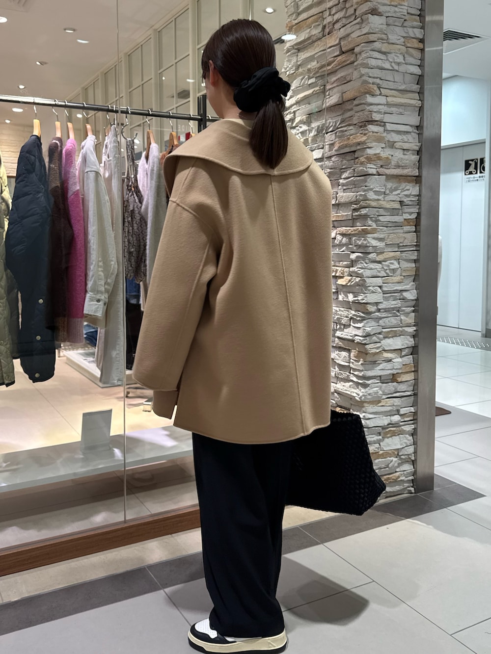 イエロー系のその他アウター、イエロー系のカーディガン/ボレロ、ホワイト系のシャツ/ブラウスを着用したレディースの秋コーディネートの2枚目の写真