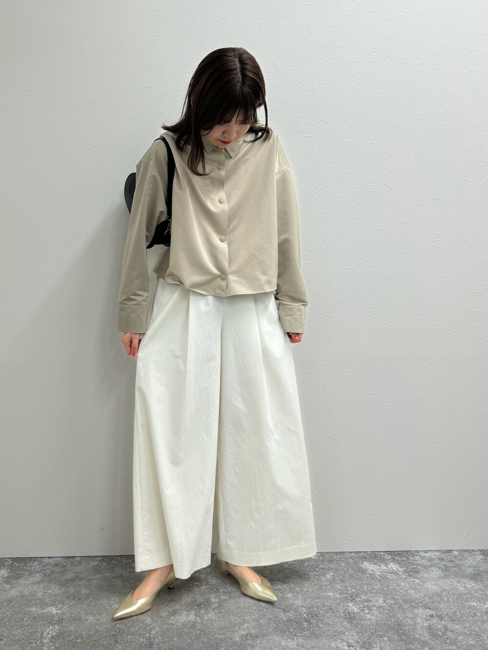 「ブルゾン、ブルゾンコーデ、お出かけコーデ、ショート丈ジャケット、ショート丈ブルゾン、春服コーデ、ノーリーズ、ワイドパンツ、白パンツ、シンプルスタイル、大人女子、春色、シンプルコーデ、オトナカジュアル、オトナ女子」｜「NOLLEY’Sのウォッシャブル LIMONTA EAST ショートブルゾン（ブルゾン、ベージュ系）」を使った、takahashiさん（レディース・161cm）の冬コーディネートの3枚目の写真