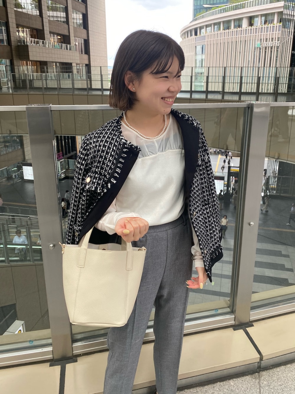 「ハンドバッグ、秋服コーデ、大人コーデ、通勤コーデ、通勤スタイル、キレイめコーデ、お洒落さんとつながりたい、長袖、キレイめ、ワントーンコーデ、ツイードジャケット、羽織り、ツイード、テーパードパンツ、スッキリシルエット」｜「NOLLEY’Sのツイードジャケット（ノーカラージャケット、ブラック系）」を使った、takahashiさん（レディース・161cm）の秋コーディネートの5枚目の写真