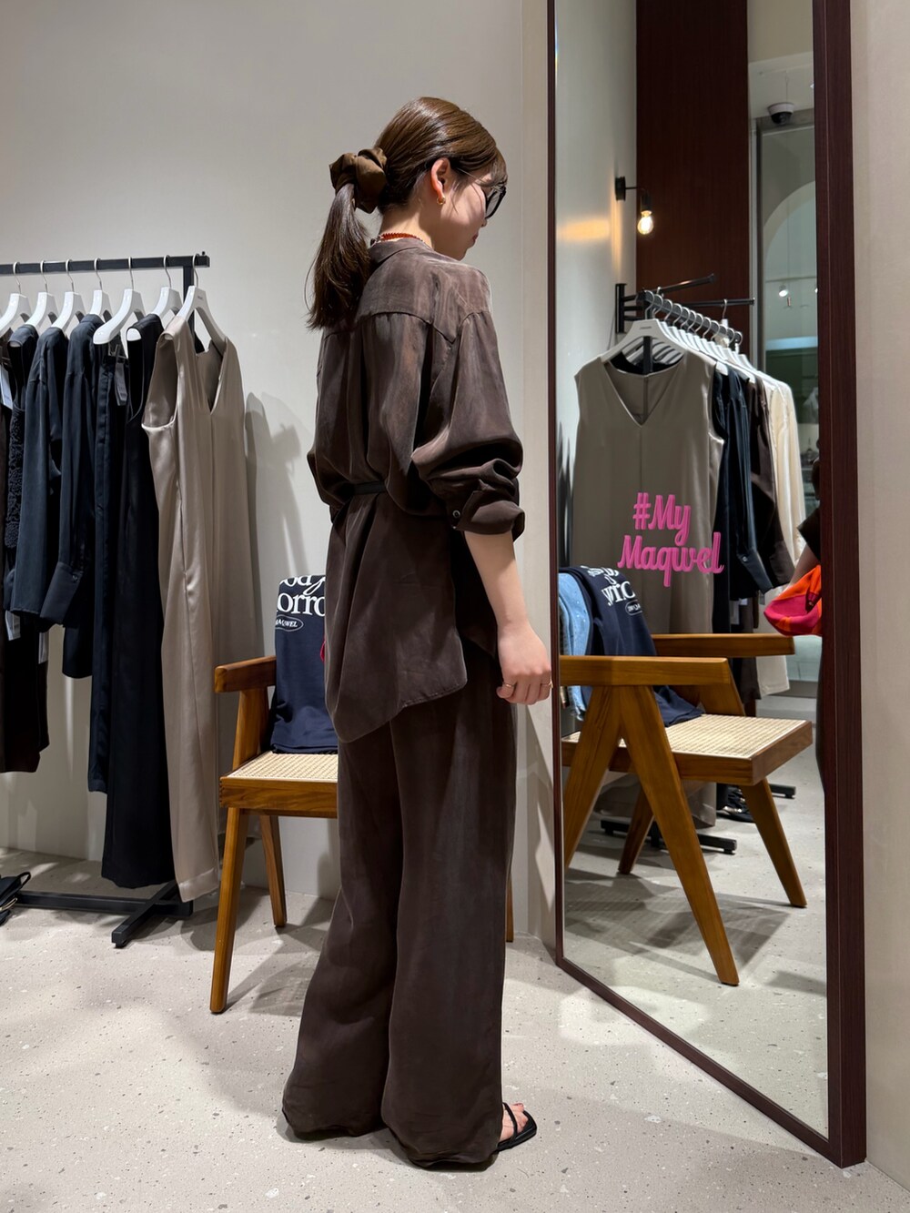 ブラウン系のその他パンツ、ブラウン系のシャツ/ブラウス、ブラック系のボディバッグ/ウエストポーチを着用したレディースの春コーディネートの2枚目の写真