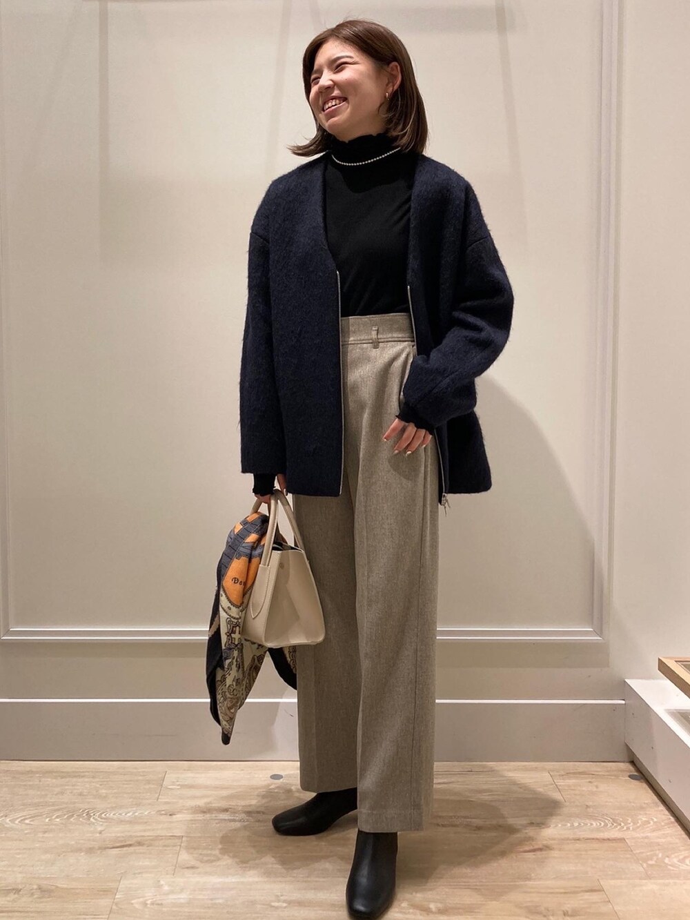 「シンプルコーデ、休日スタイル、秋服準備はじめました、パンツスタイル、秋服コーデ、大人かわいい、カジュアルコーデ、きれいめカジュアル、ブルゾン、ブルゾンコーデ、シャギー、ブーツスタイル、きれいめコーディネート、大人カジュアル、大人コーデ」｜「NOLLEY’Sの《セットアップ対応》ウォッシャブルウールライクセミワイドパンツ（その他パンツ、ベージュ系）」を使った、takahashiさん（レディース・161cm）の秋コーディネートの3枚目の写真