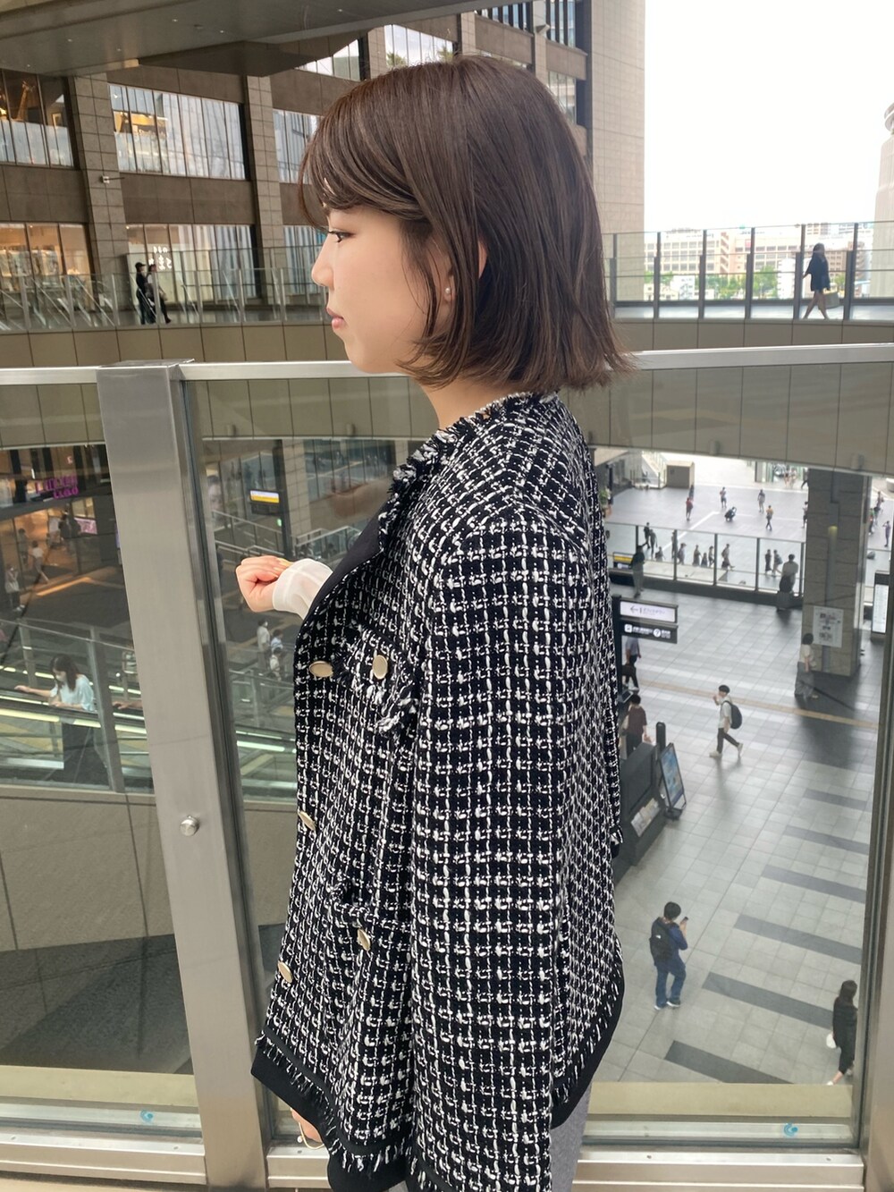 「ハンドバッグ、秋服コーデ、大人コーデ、通勤コーデ、通勤スタイル、キレイめコーデ、お洒落さんとつながりたい、長袖、キレイめ、ワントーンコーデ、ツイードジャケット、羽織り、ツイード、テーパードパンツ、スッキリシルエット」｜「NOLLEY’Sのツイードジャケット（ノーカラージャケット、ブラック系）」を使った、takahashiさん（レディース・161cm）の秋コーディネートの6枚目の写真