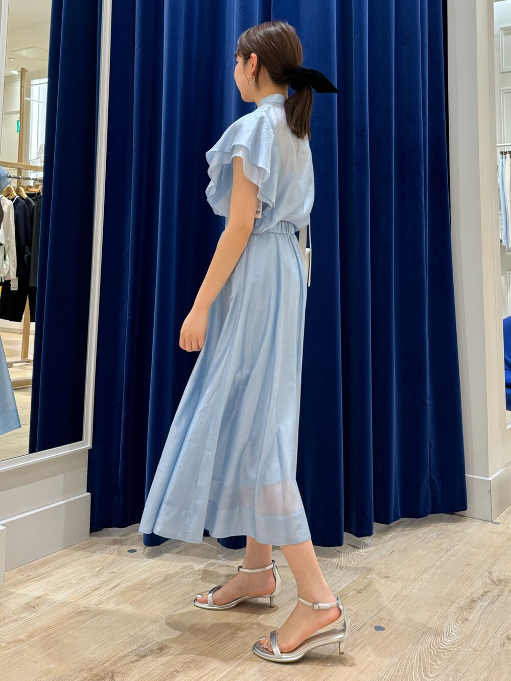 「ノーリーズ、NOLLEY'S、シアートップス、シア―ブラウス、おでかけコーデ、セットアップ、セットアップスタイル、初夏コーデ、ラクチンコーデ、今日のコーデ、大人ガーリー、ワンピース、キレイめ」｜「CHRISTIAN VILLAの【CHRISTIAN VILLA/クリスチャンヴィラ】スクエアワイドショルダー（ショルダーバッグ、ホワイト系）」を使った、takahashiさん（レディース・161cm）の春コーディネートの6枚目の写真