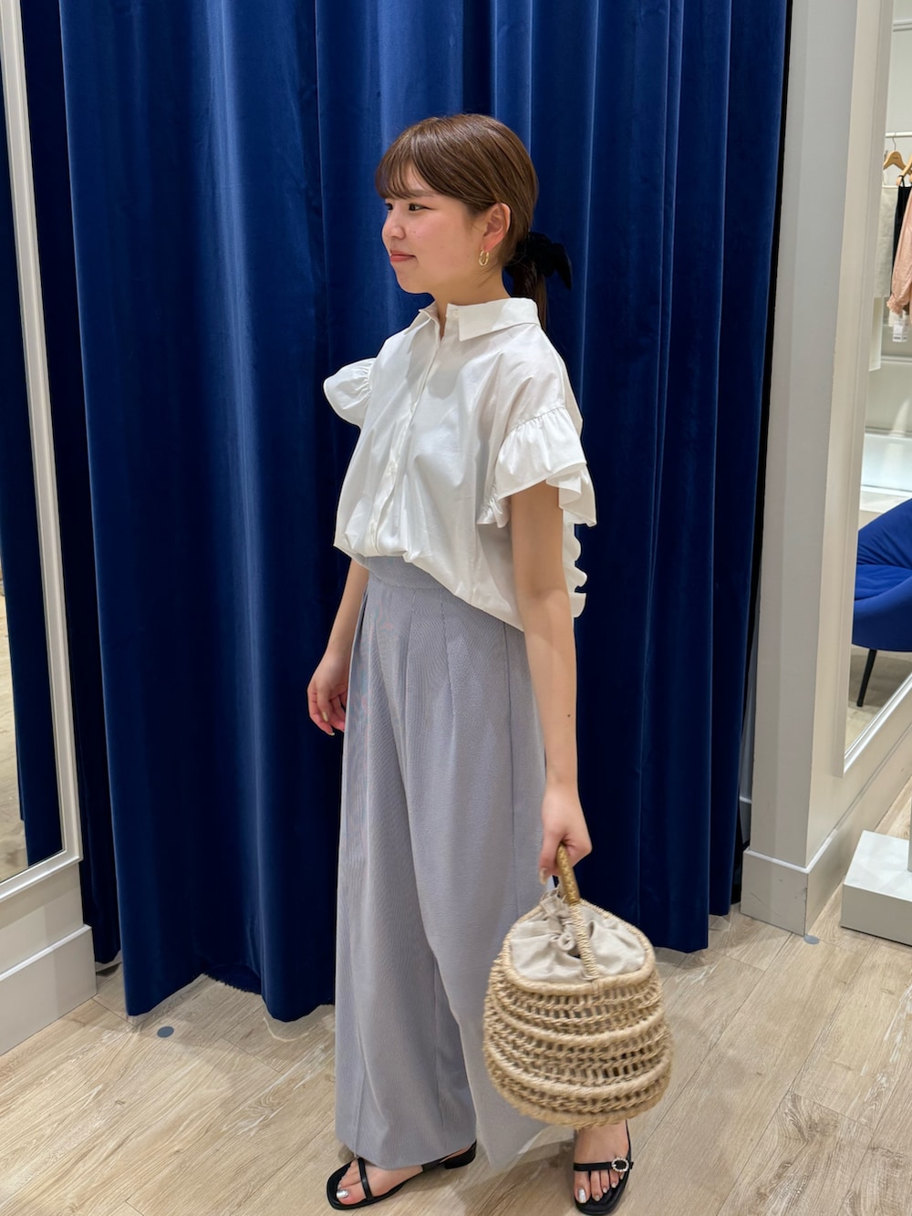 「ノーリーズ、NOLLEY'S、きれいめカジュアル、きれいめコーディネート、ツータックパンツ、ワイドパンツ、シャツコーデ」｜「NOLLEY’Sのグログランリボン付き肩フリルブラウス（シャツ/ブラウス、ホワイト系）」を使った、takahashiさん（レディース・161cm）の夏コーディネートの2枚目の写真