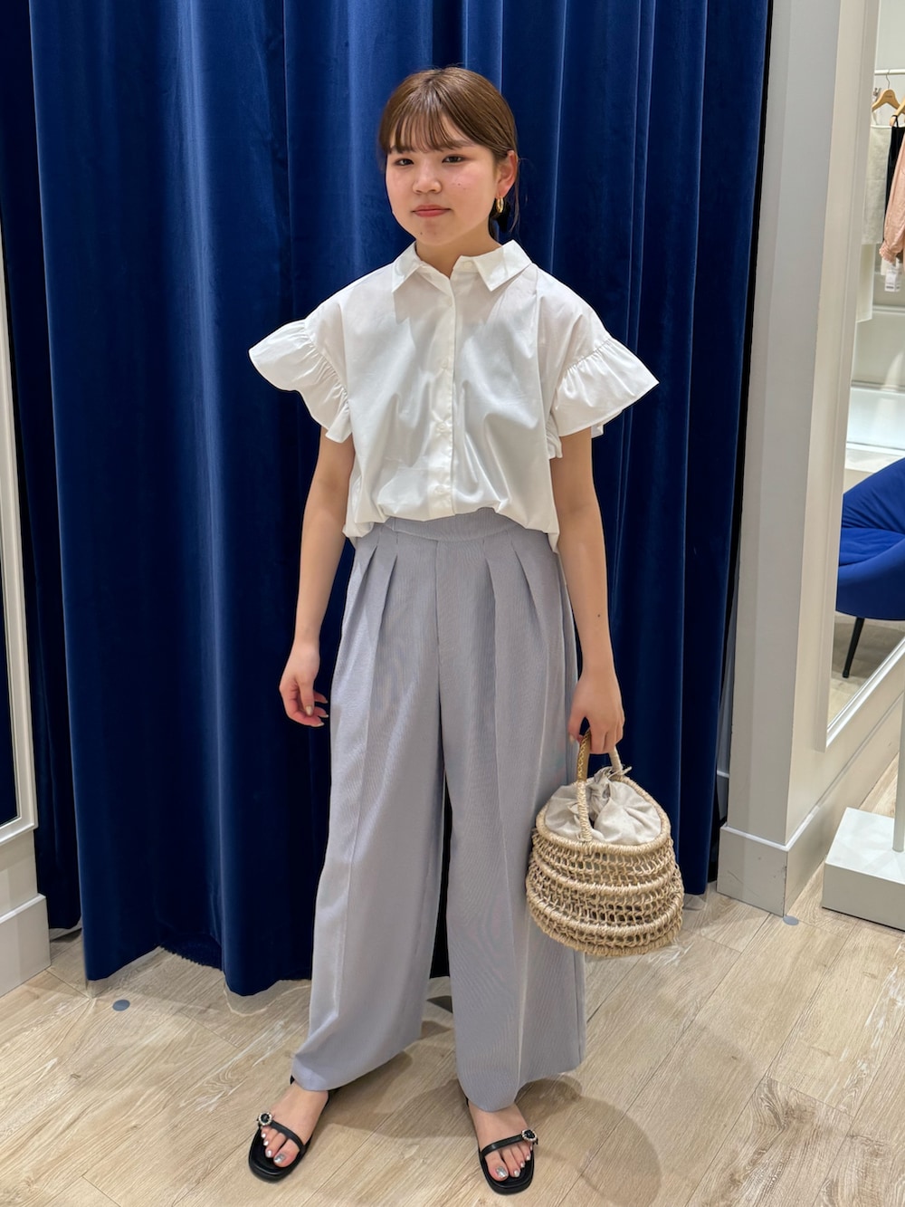 「ノーリーズ、NOLLEY'S、きれいめカジュアル、きれいめコーディネート、ツータックパンツ、ワイドパンツ、シャツコーデ」｜「NOLLEY’Sのグログランリボン付き肩フリルブラウス（シャツ/ブラウス、ホワイト系）」を使った、takahashiさん（レディース・161cm）の夏コーディネートの6枚目の写真