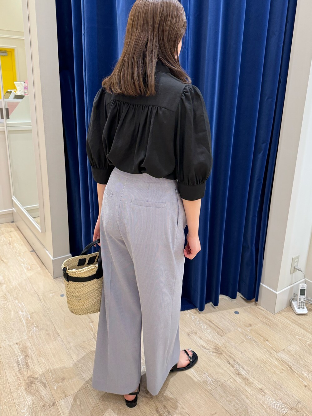 「ノーリーズ、NOLLEY'S、きれいめカジュアル、きれいめコーディネート、ツータックパンツ、ワイドパンツ、シンプルスタイル、楽チンコーデ、おでかけコーデ」｜「NOLLEY’Sの5分袖フリルブラウス（シャツ/ブラウス、ブラック系）」を使った、takahashiさん（レディース・161cm）の夏コーディネートの6枚目の写真