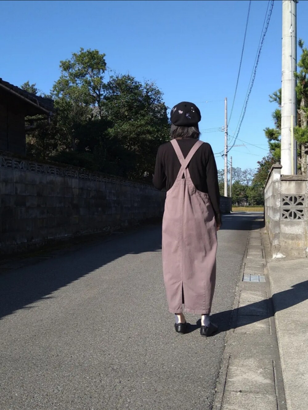 グレー系のオールインワン・サロペットを着用したレディースの秋コーディネートの2枚目の写真