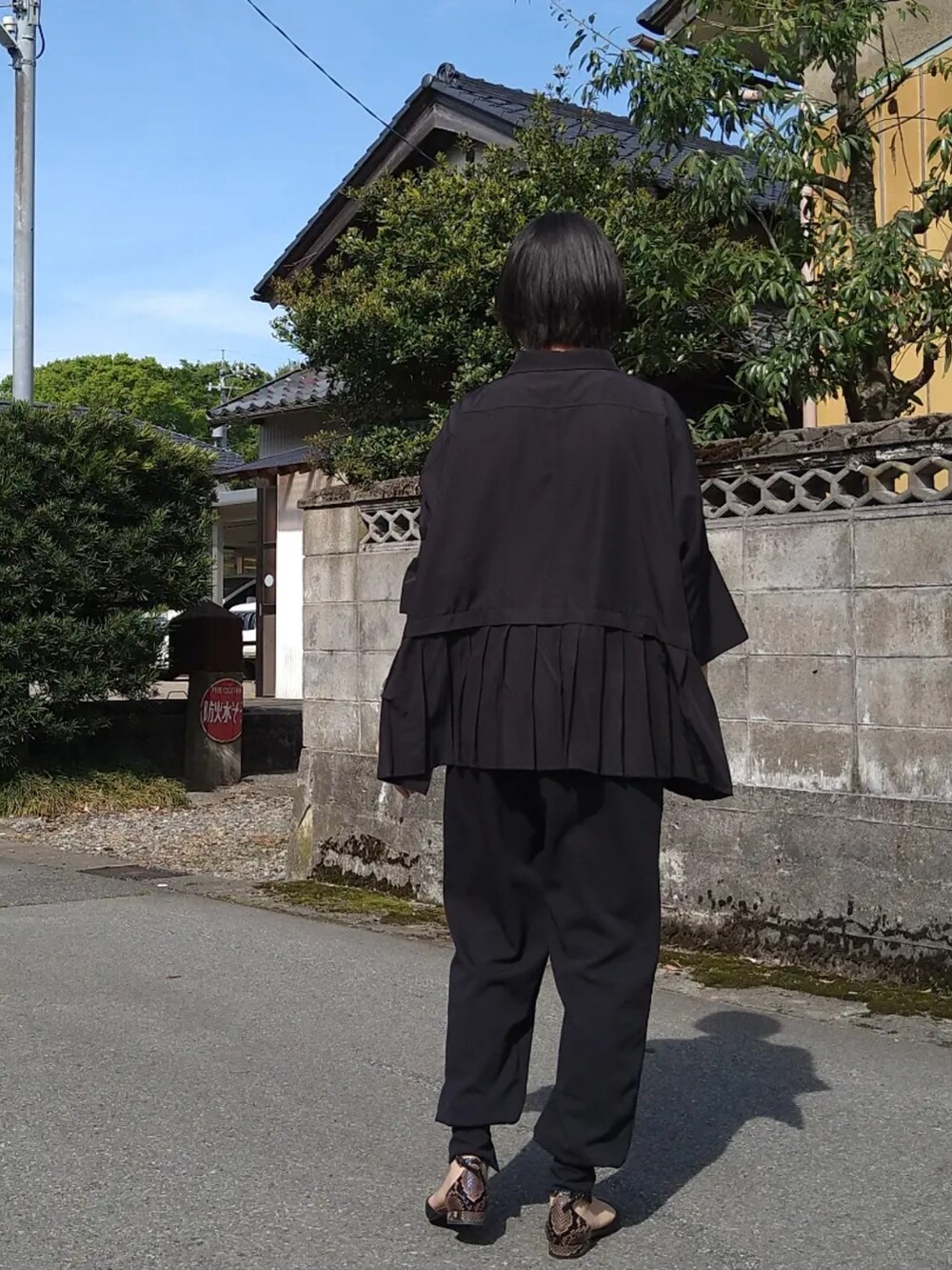 ブラック系のシャツ/ブラウス、ブラック系のその他パンツを着用したレディースの春コーディネートの3枚目の写真