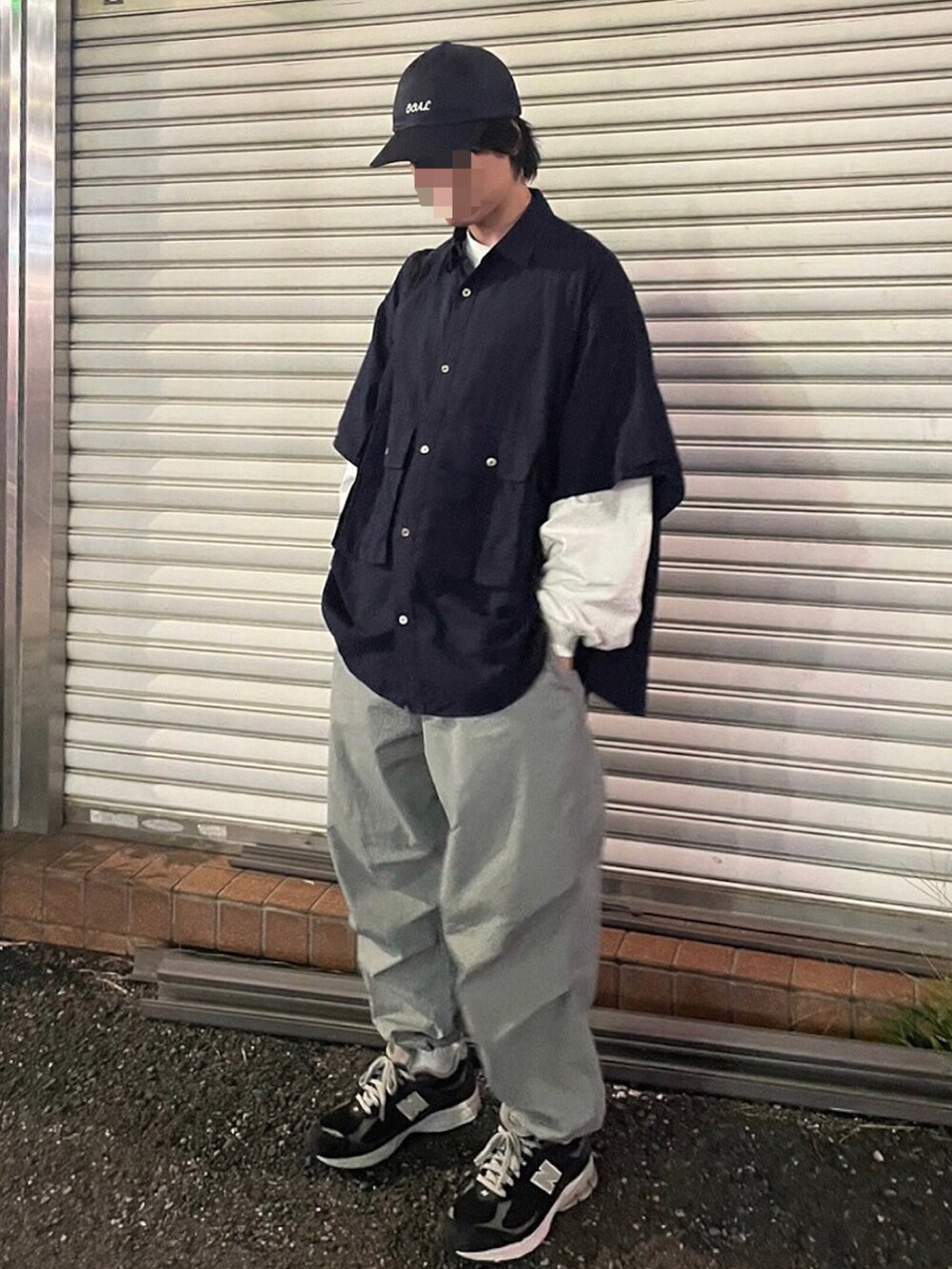 ブルー系のシャツ/ブラウス、ホワイト系のTシャツ/カットソー、グレー系のその他パンツを着用したメンズの秋コーディネートの2枚目の写真