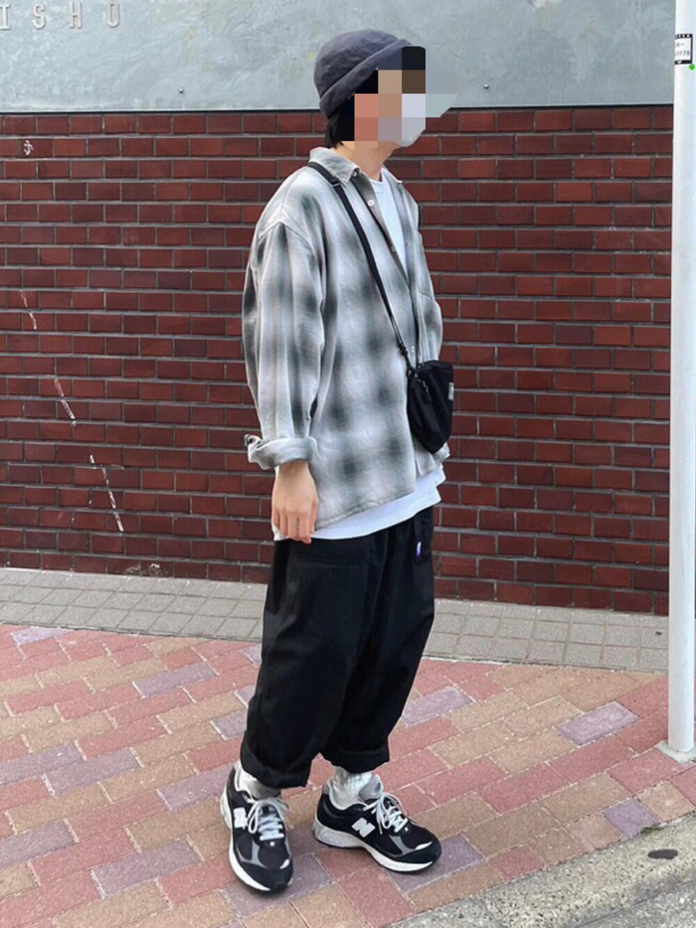 グレー系のシャツ/ブラウス、ブラック系のショルダーバッグ、ブラック系のその他パンツを着用したメンズの春コーディネートの2枚目の写真