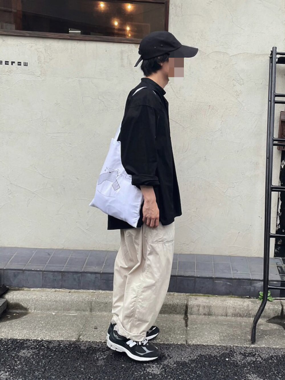 ブラック系のシャツ/ブラウス、ブラック系のスニーカー、ホワイト系のその他パンツを着用したメンズの夏コーディネートの2枚目の写真