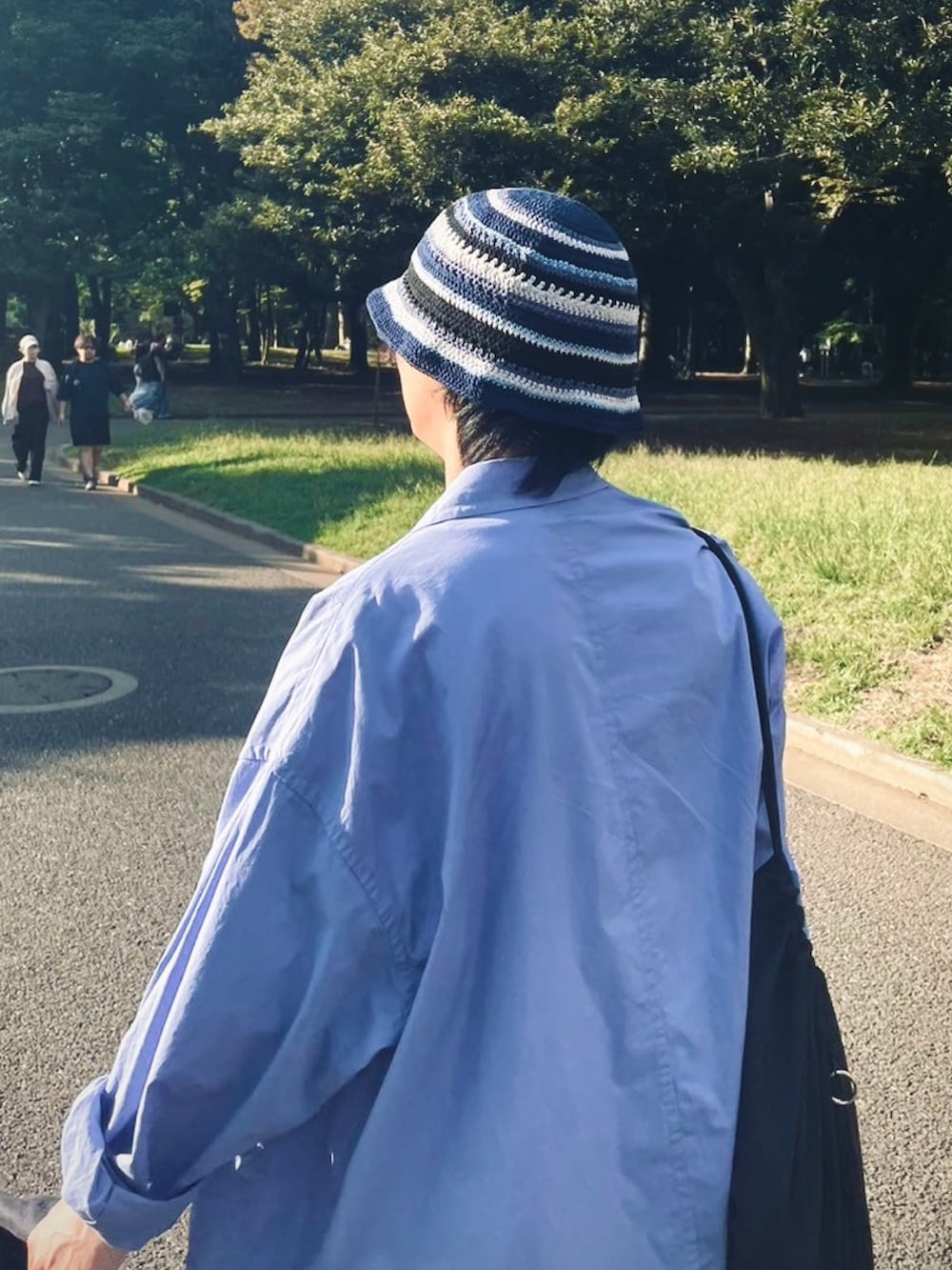 ブルー系のテーラードジャケット、ホワイト系のTシャツ/カットソー、ブルー系のパンツを着用したメンズの秋コーディネートの2枚目の写真