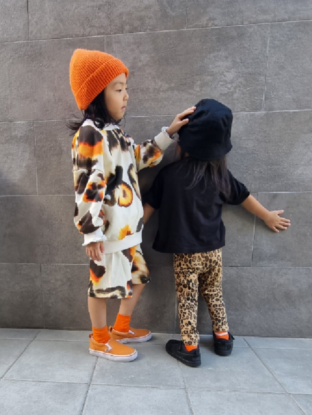 その他のスウェット、イエロー系のその他パンツ、ブラック系のスニーカーを着用したキッズの秋コーディネートの2枚目の写真