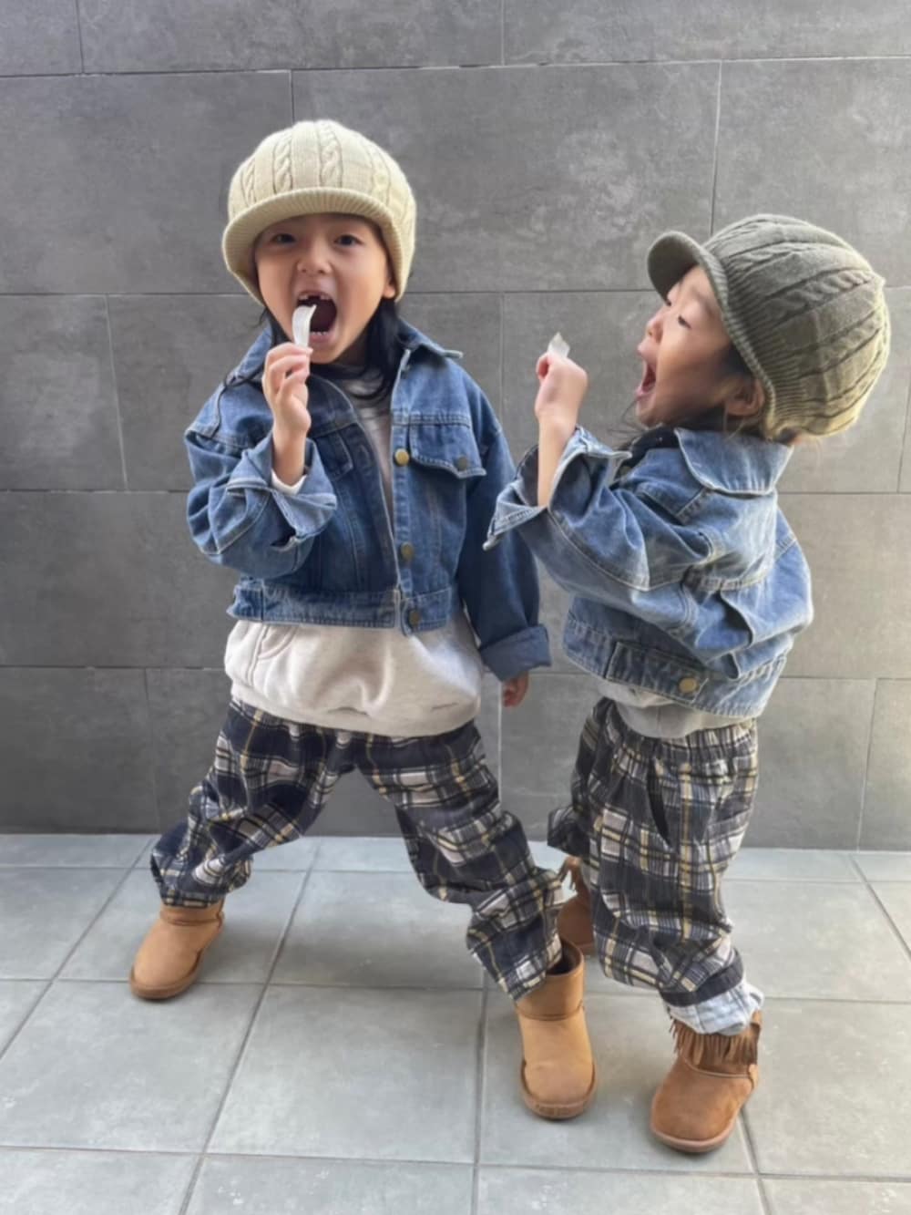 グレー系のその他パンツ、ブラウン系のブーツを着用したキッズの春コーディネートの3枚目の写真