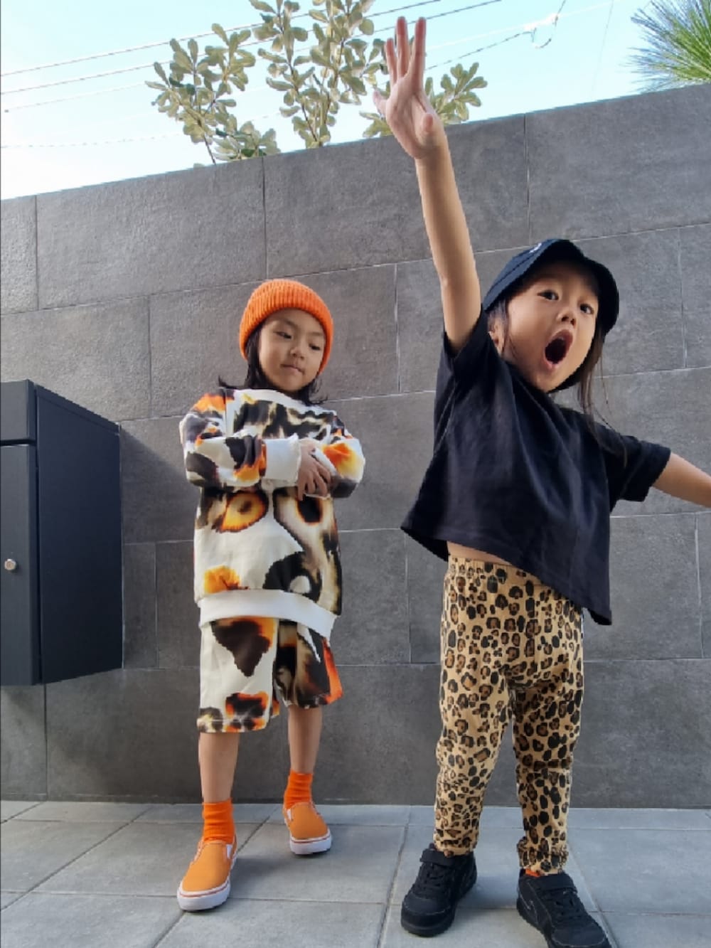 その他のスウェット、イエロー系のその他パンツ、ブラック系のスニーカーを着用したキッズの秋コーディネートの3枚目の写真