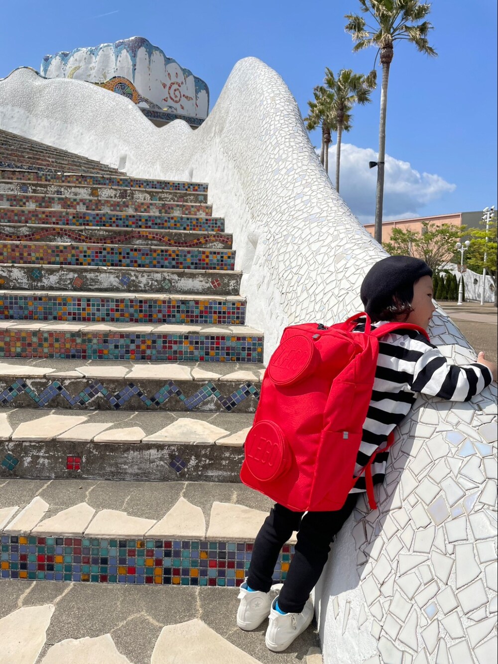 レッド系のバックパック/リュック、ブラック系のその他パンツ、ホワイト系のスニーカーを着用したキッズの春コーディネートの3枚目の写真