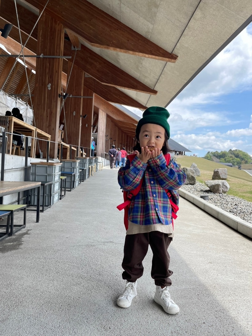 ブラウン系のパンツ、その他のシャツ/ブラウス、レッド系のバックパック/リュックを着用したキッズの春コーディネートの4枚目の写真