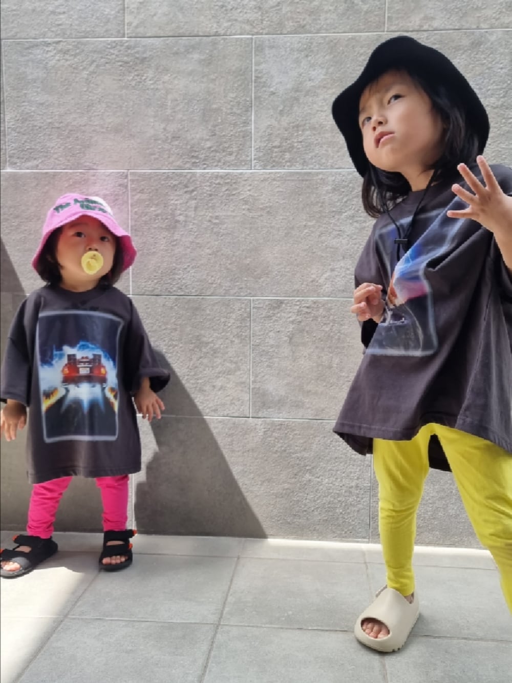 ブラック系のTシャツ/カットソー、ブラック系のTシャツ/カットソー、ピンク系のその他パンツを着用したキッズの夏コーディネートの2枚目の写真