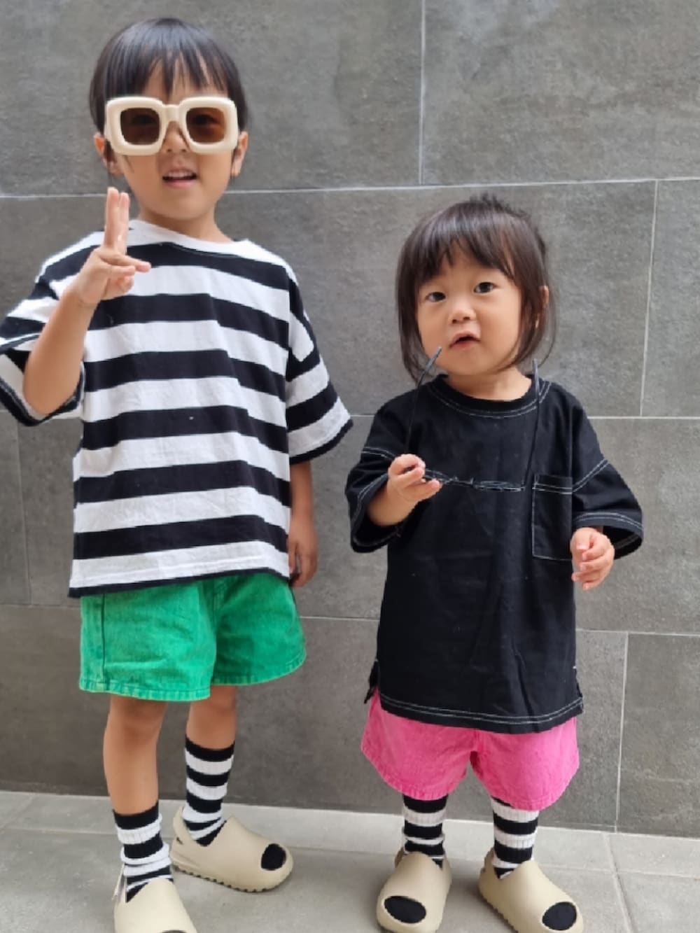 ホワイト系のTシャツ/カットソー、グリーン系のその他パンツ、ブラック系のTシャツ/カットソーを着用したキッズの秋コーディネートの3枚目の写真