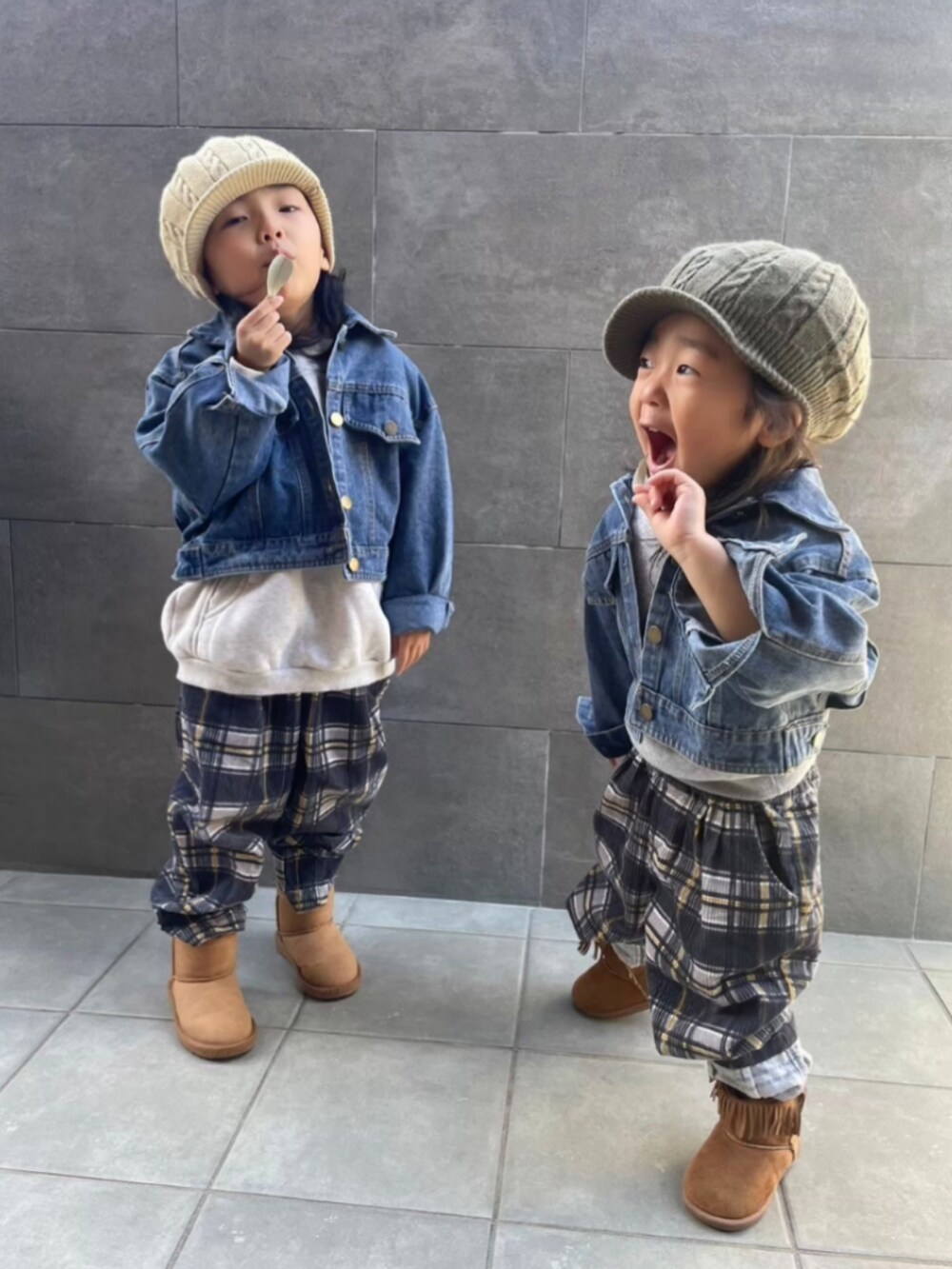 グレー系のその他パンツ、ブラウン系のブーツを着用したキッズの春コーディネートの2枚目の写真