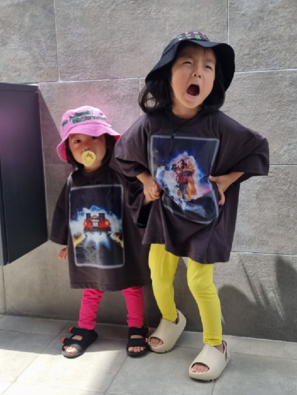 ブラック系のTシャツ/カットソー、ブラック系のTシャツ/カットソー、ピンク系のその他パンツを着用したキッズの夏コーディネートの3枚目の写真